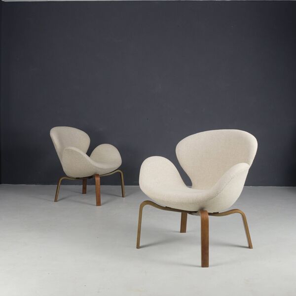 Suite de 2 chaises Swan datées 1963 modèle FH 4325 par Arne Jacobsen pour Fritz Hansen.