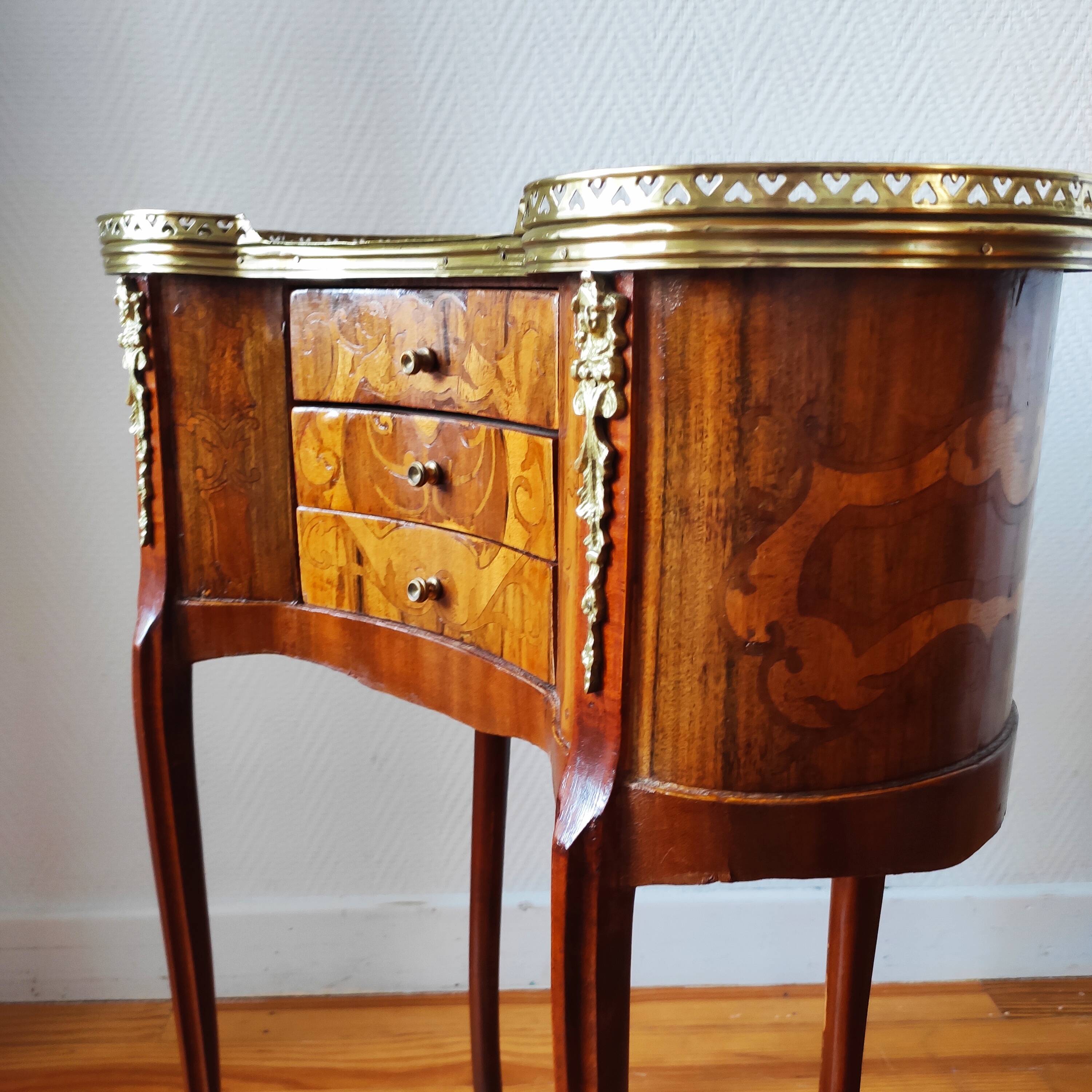 Paire de tables de chevet style Louis XV en bois marqueté
