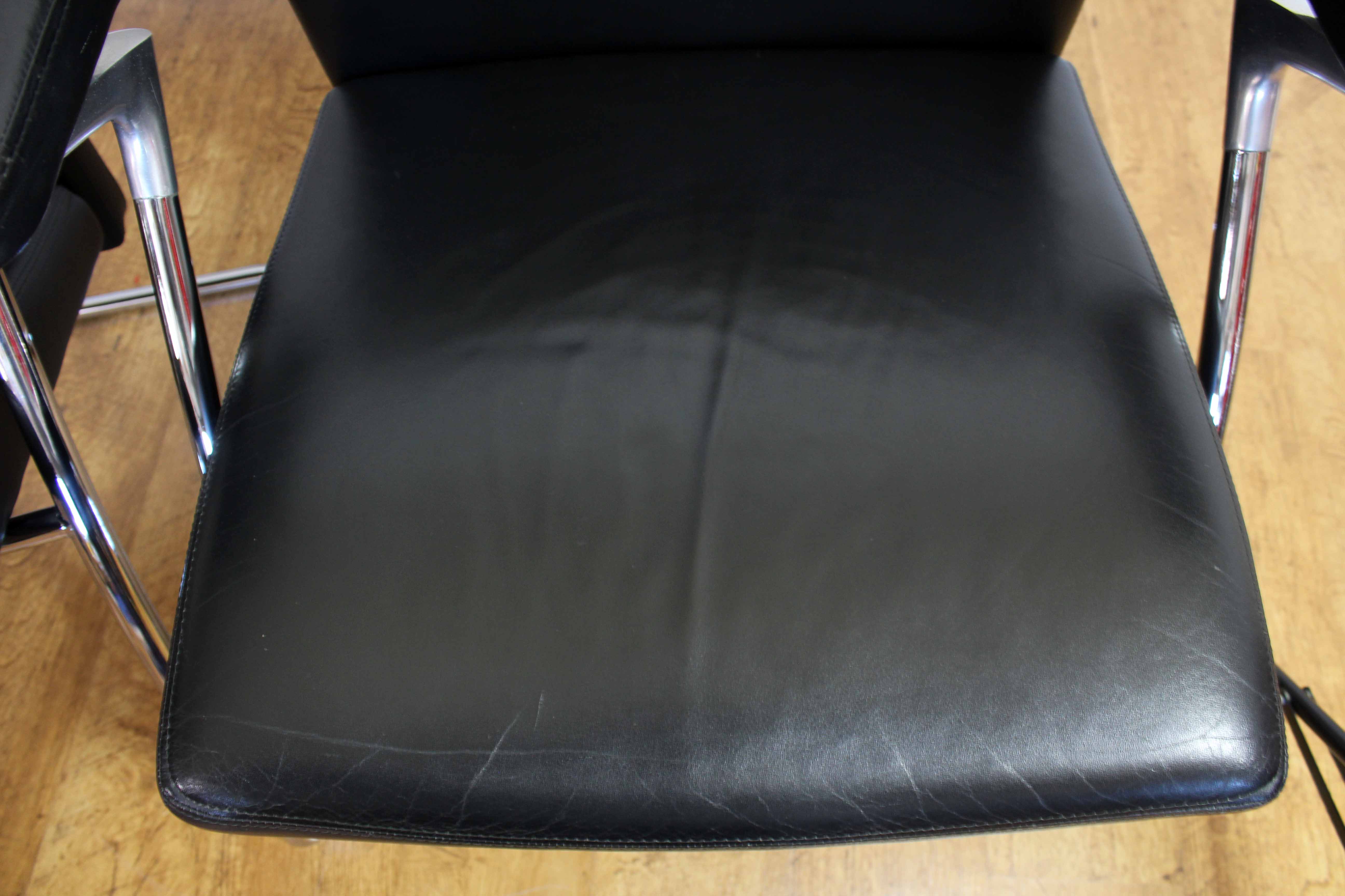 Paire de fauteuils en cuir et acier chromé
