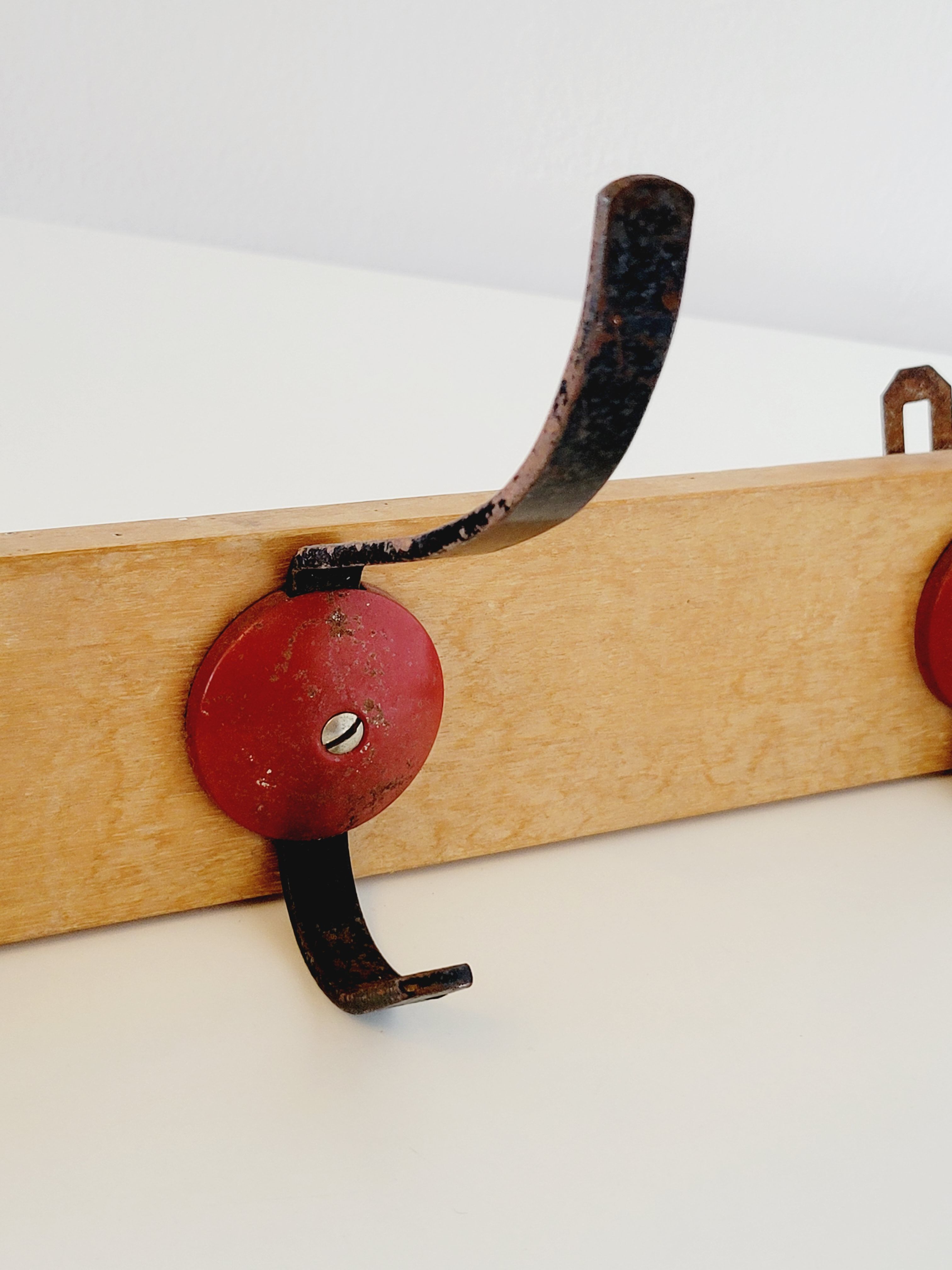 Industrial vintage coat rack 3 hooks in black and red metal