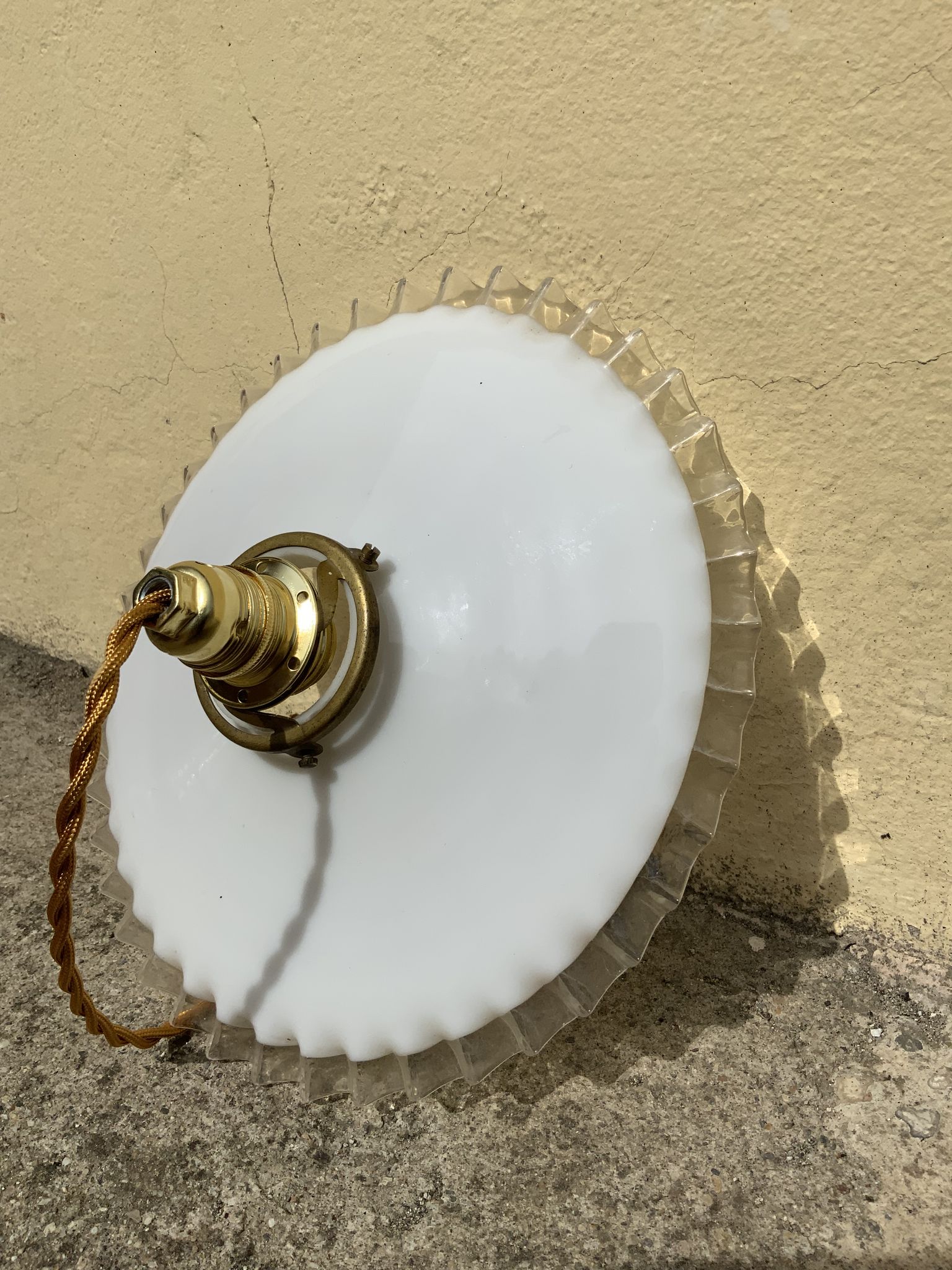 Vintage suspension in opaline glass shape pleated handkerchief Diameter 24 cm brass claw