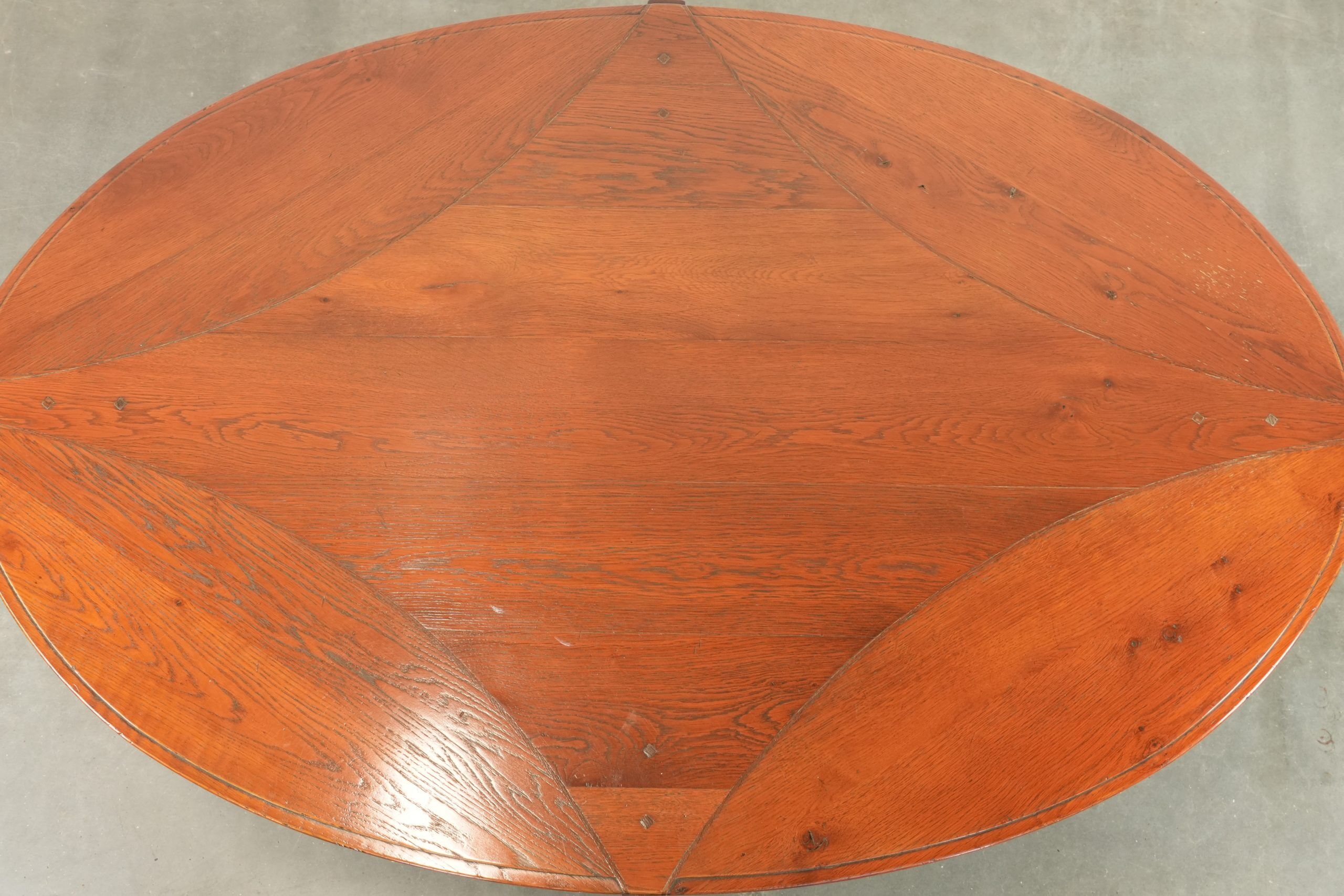 In good condition elegant oval Art Nouveau design coffee table