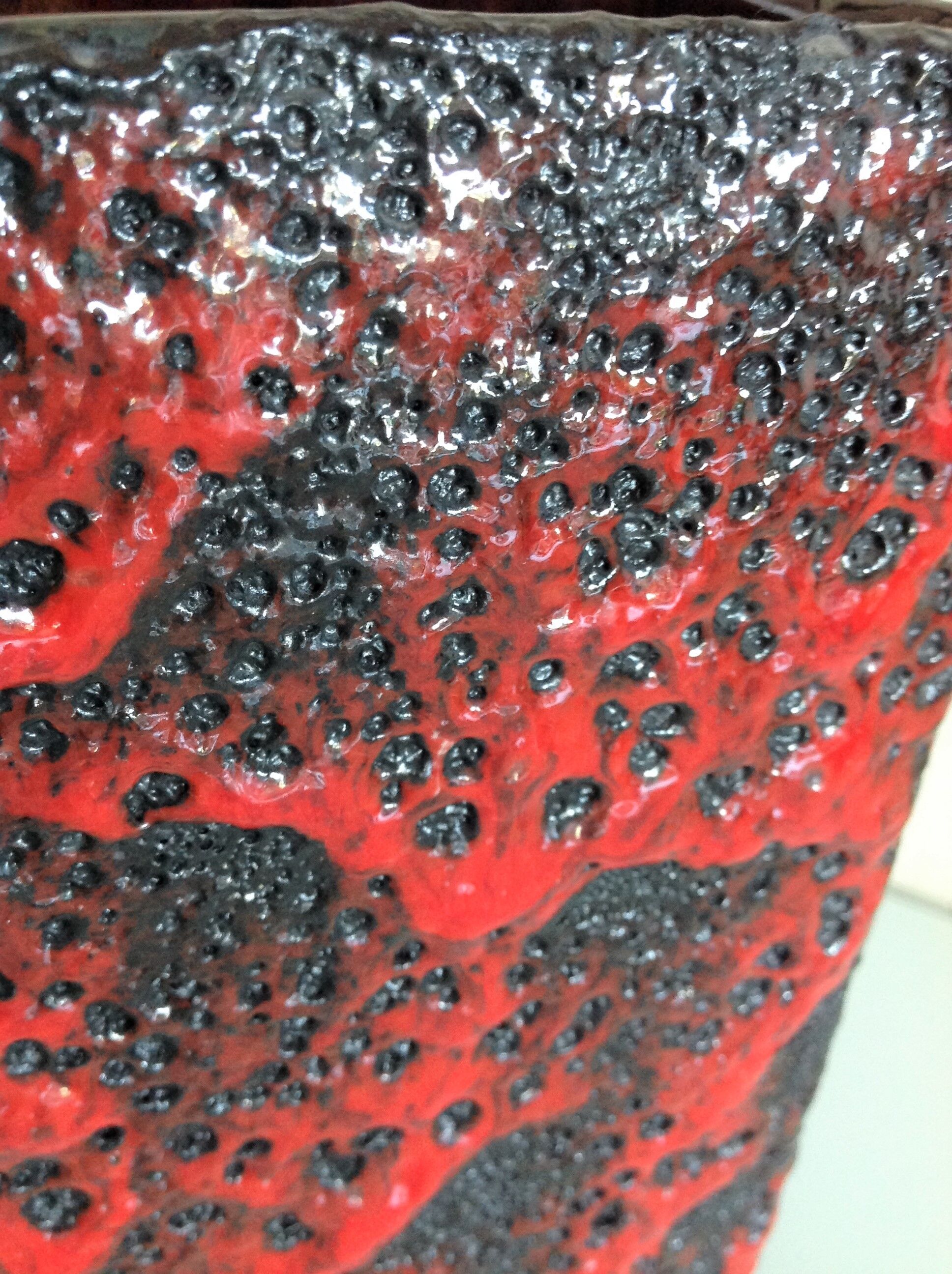 Vase rectangulaire rouge et noir en ceramique Fat Lava / vintage années 60-70