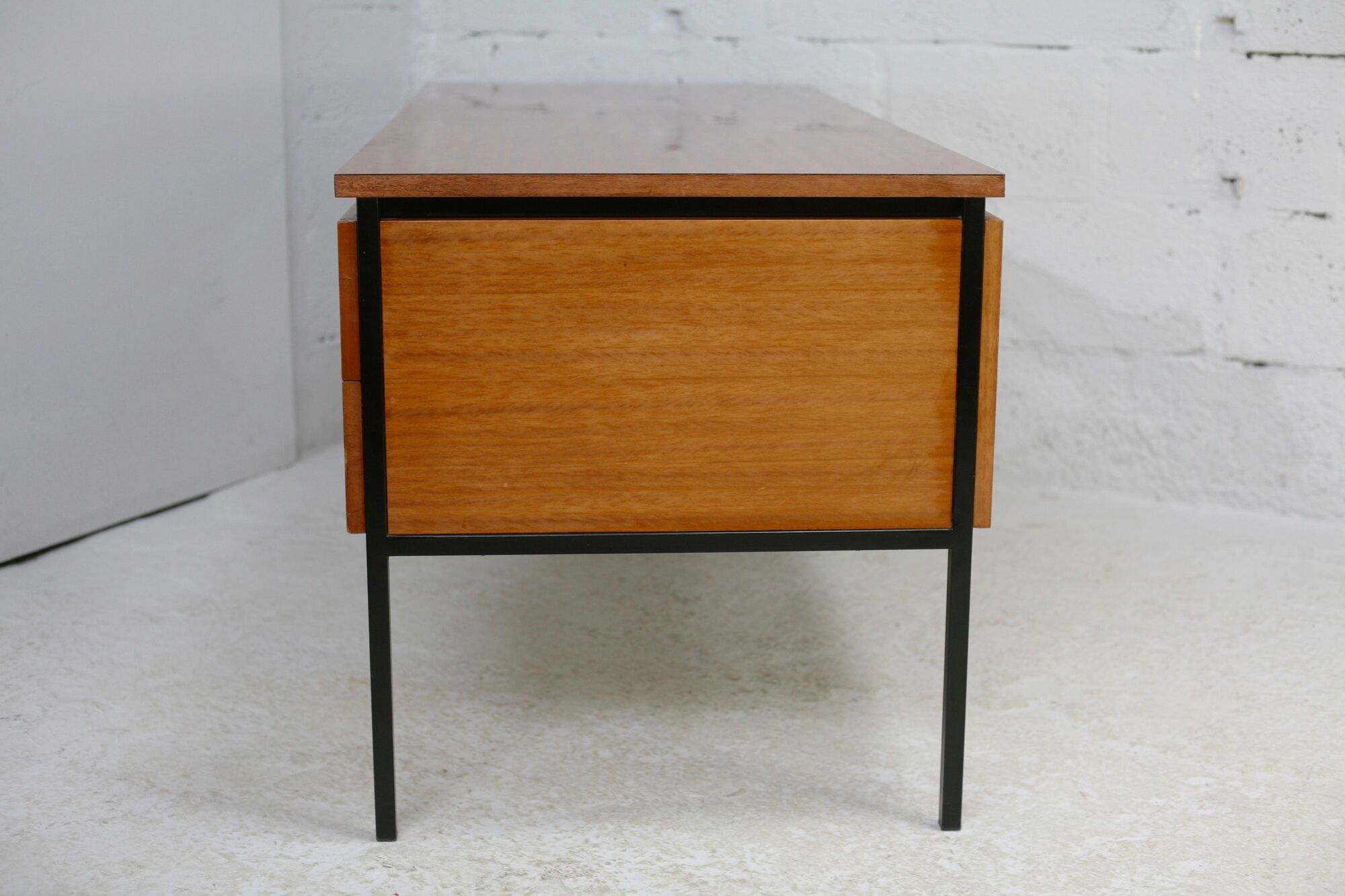Desk 620 by Pierre guariche, Huchers Minvielle, France, circa 1955