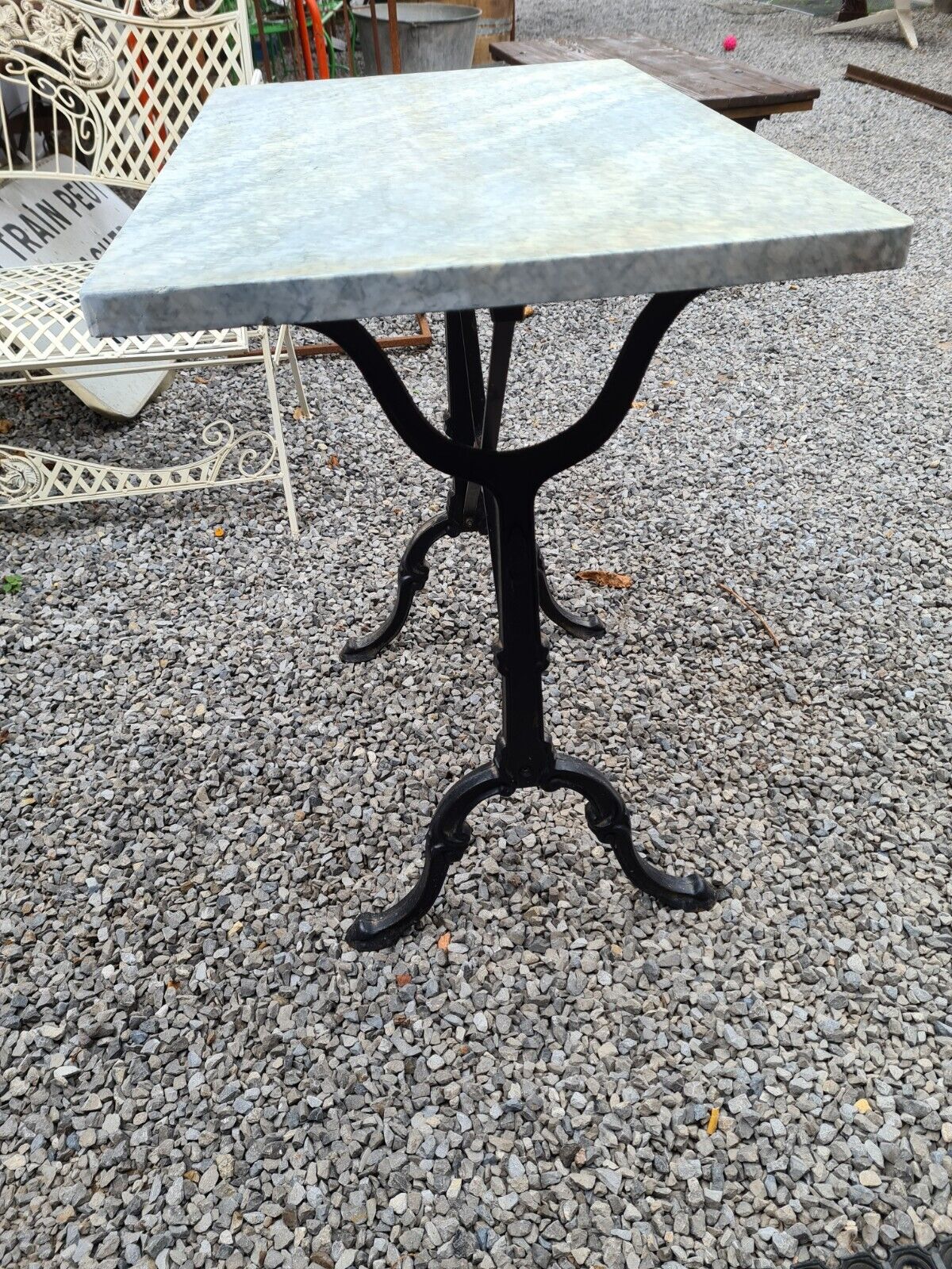 Table de café en fonte et dessus marbre