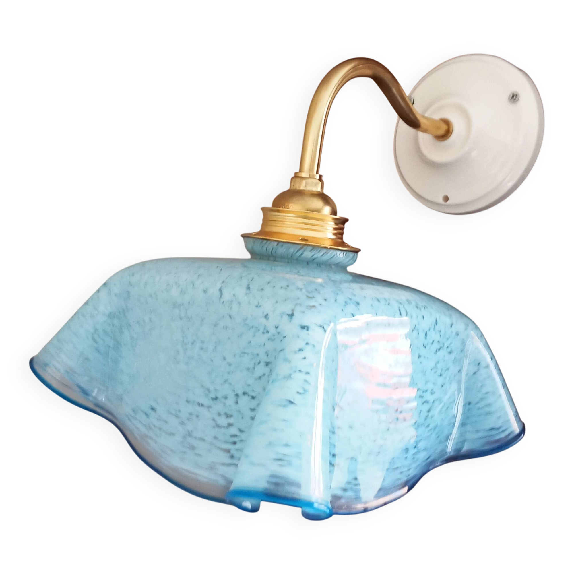 Applique murale Vintage opaline drapée verre de Clichy bleue mouchetée.