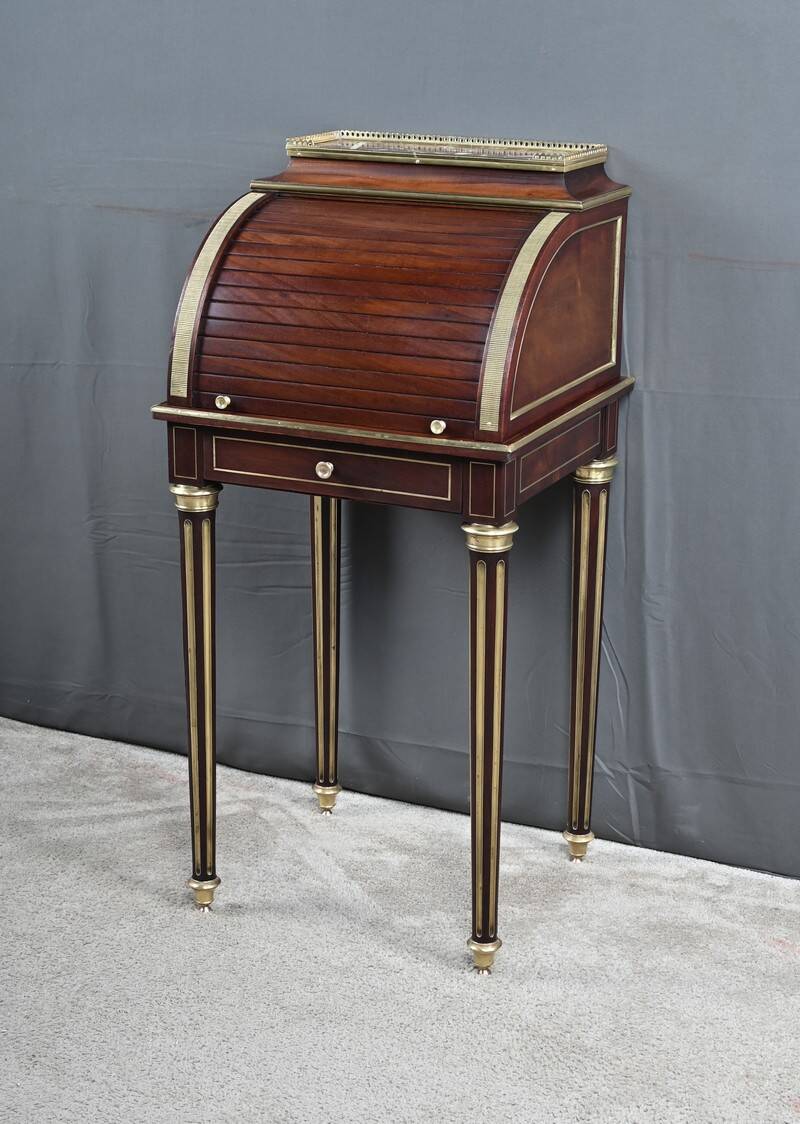 Small mahogany living room furniture, Louis XVI style – 2nd half of the 19th century.