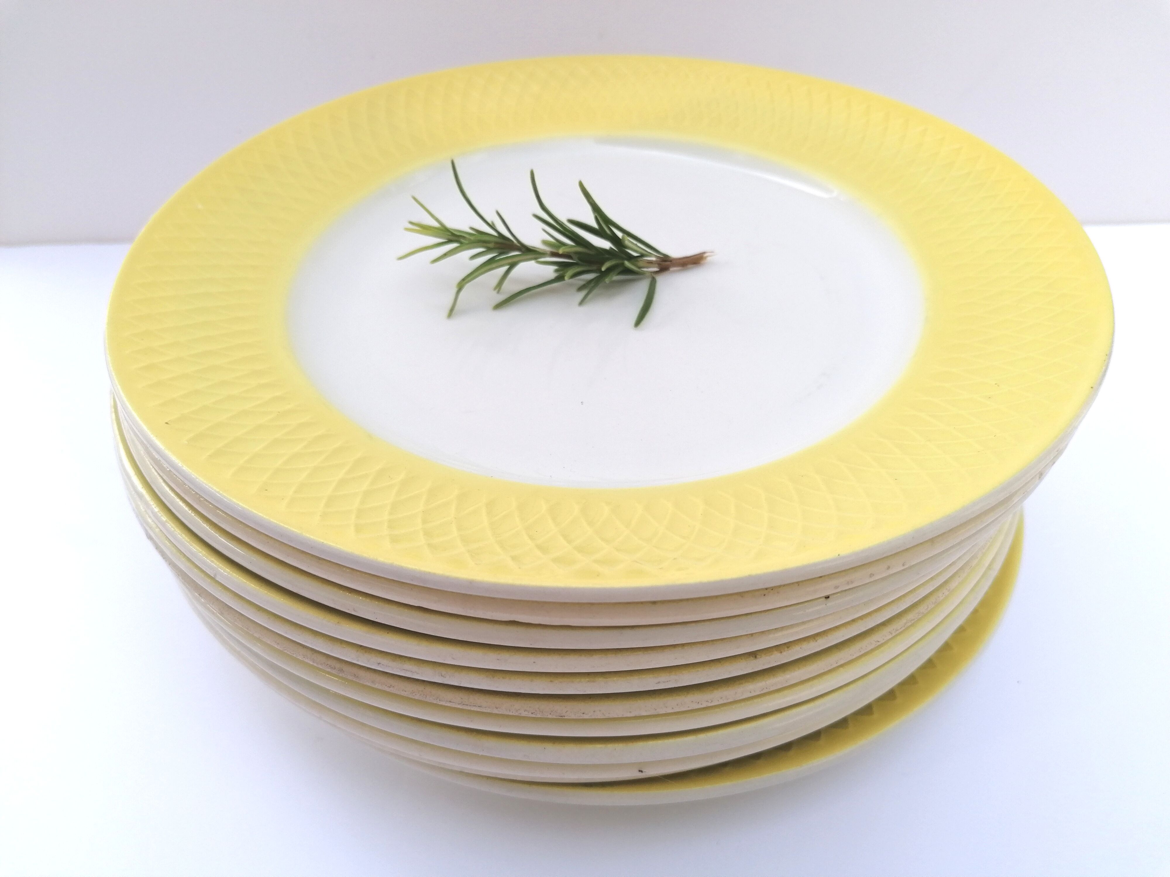 Set of 6 plates made of 50s earthenware / white and yellow in relief