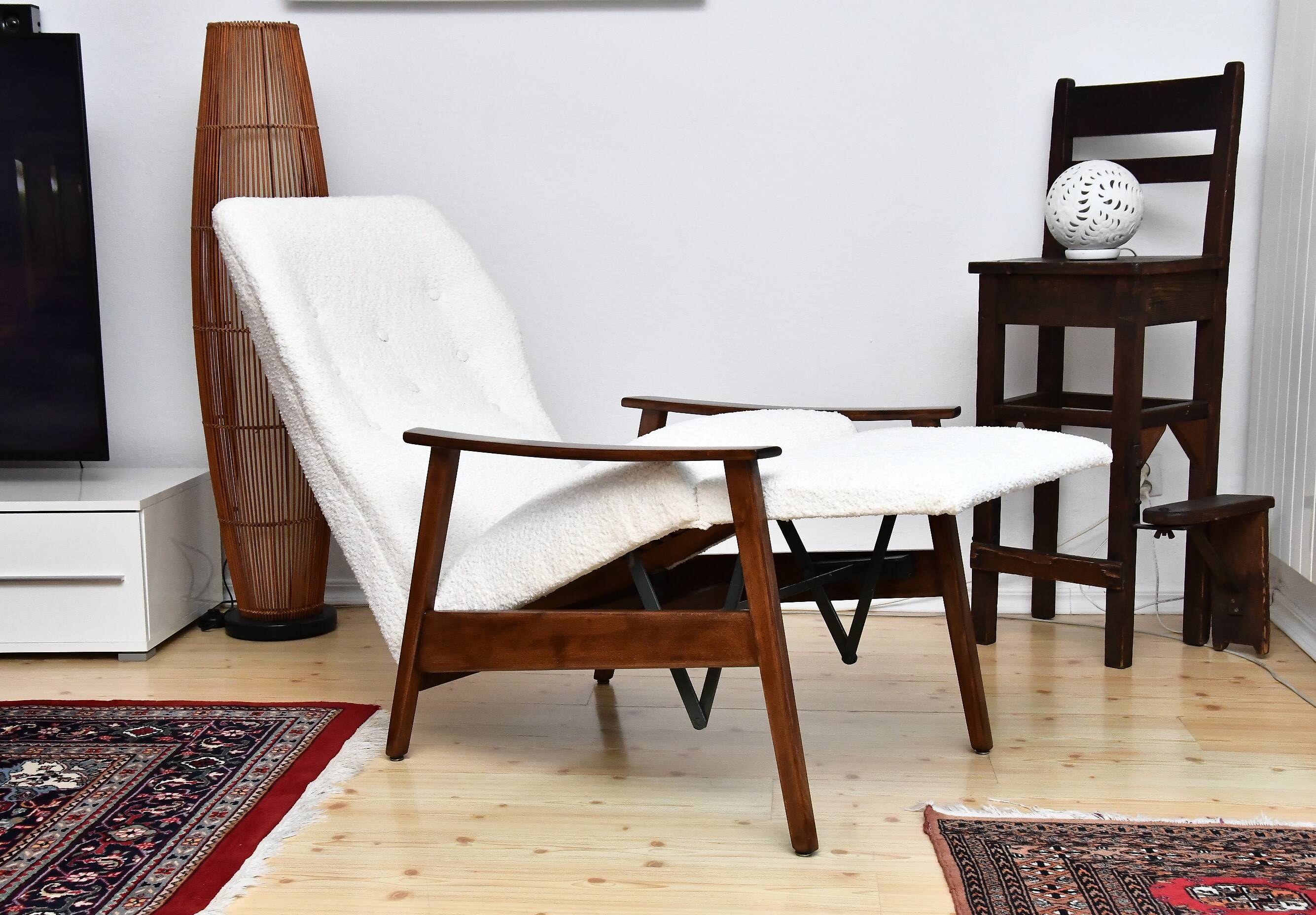 Fauteuil avec repose-pieds rabattable en Bouclé blanc crème, années 1960
