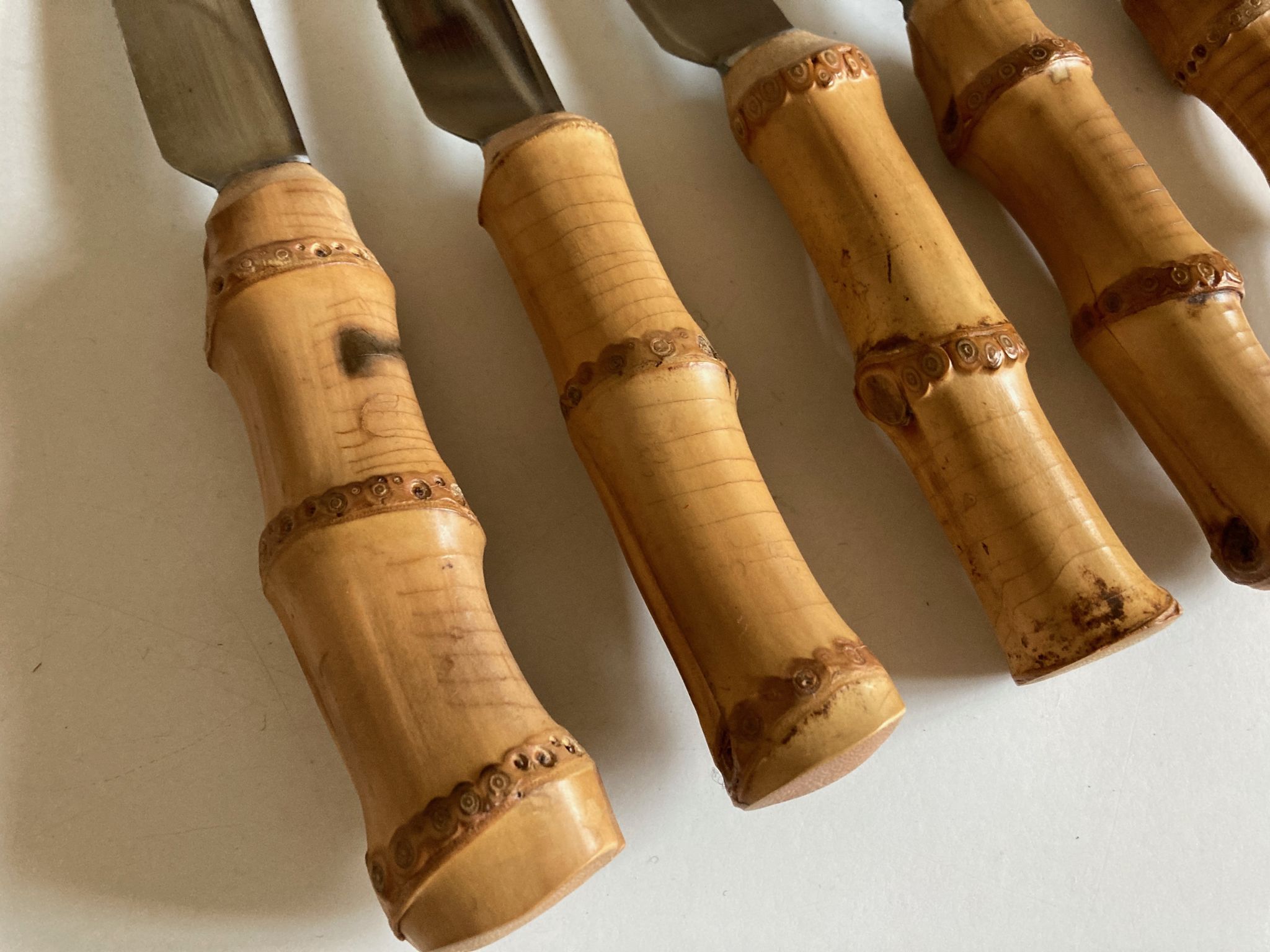Set de 6 couteaux de table 1960 riviera manche bambou