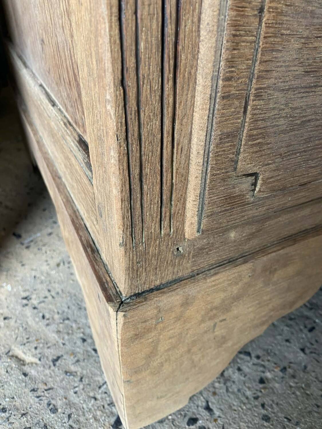 Commode en bois brut