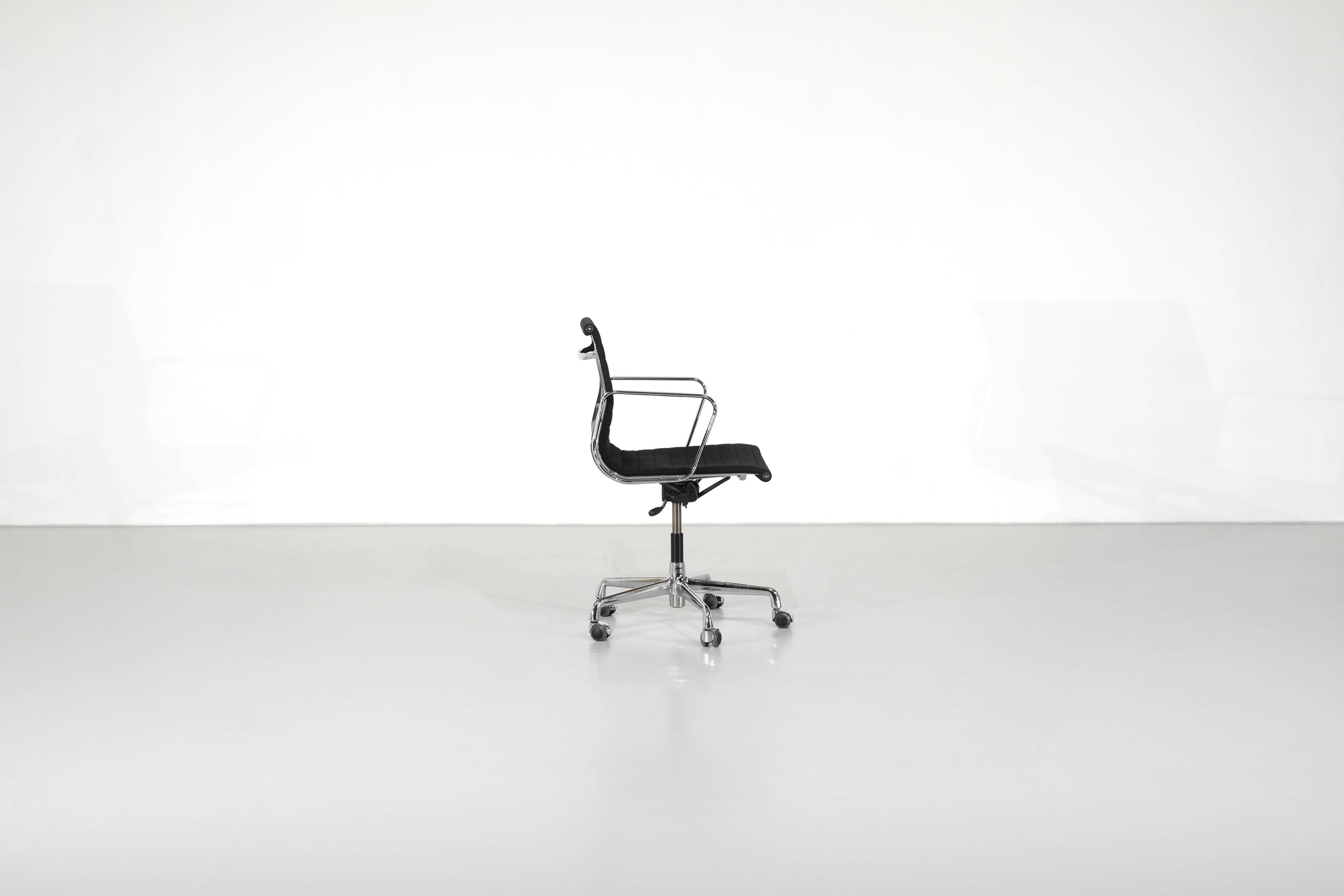 Office chair "EA 117" Charles Ray Eames for ICF USA 1969.
