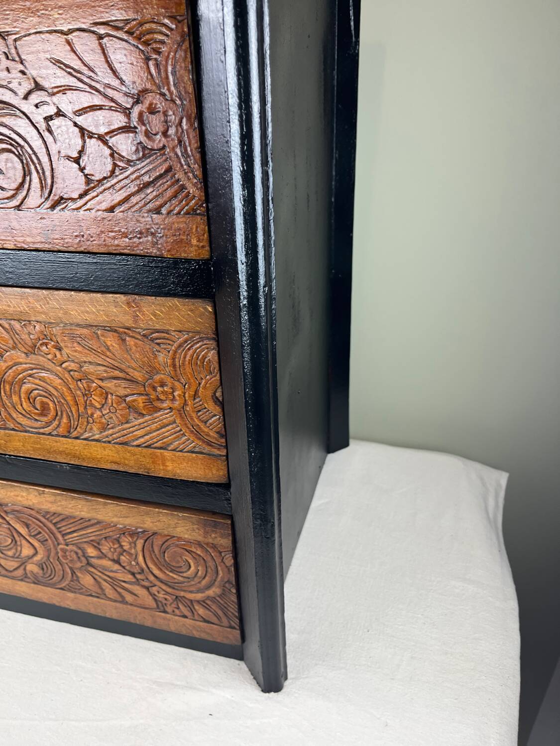 Art Deco chest of drawers