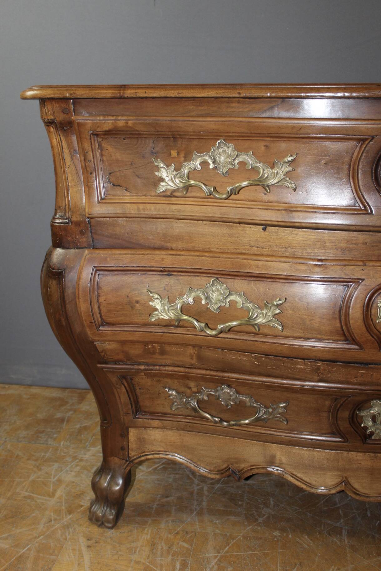 Bordeaux Tomb Commode in Walnut, 18th Century
