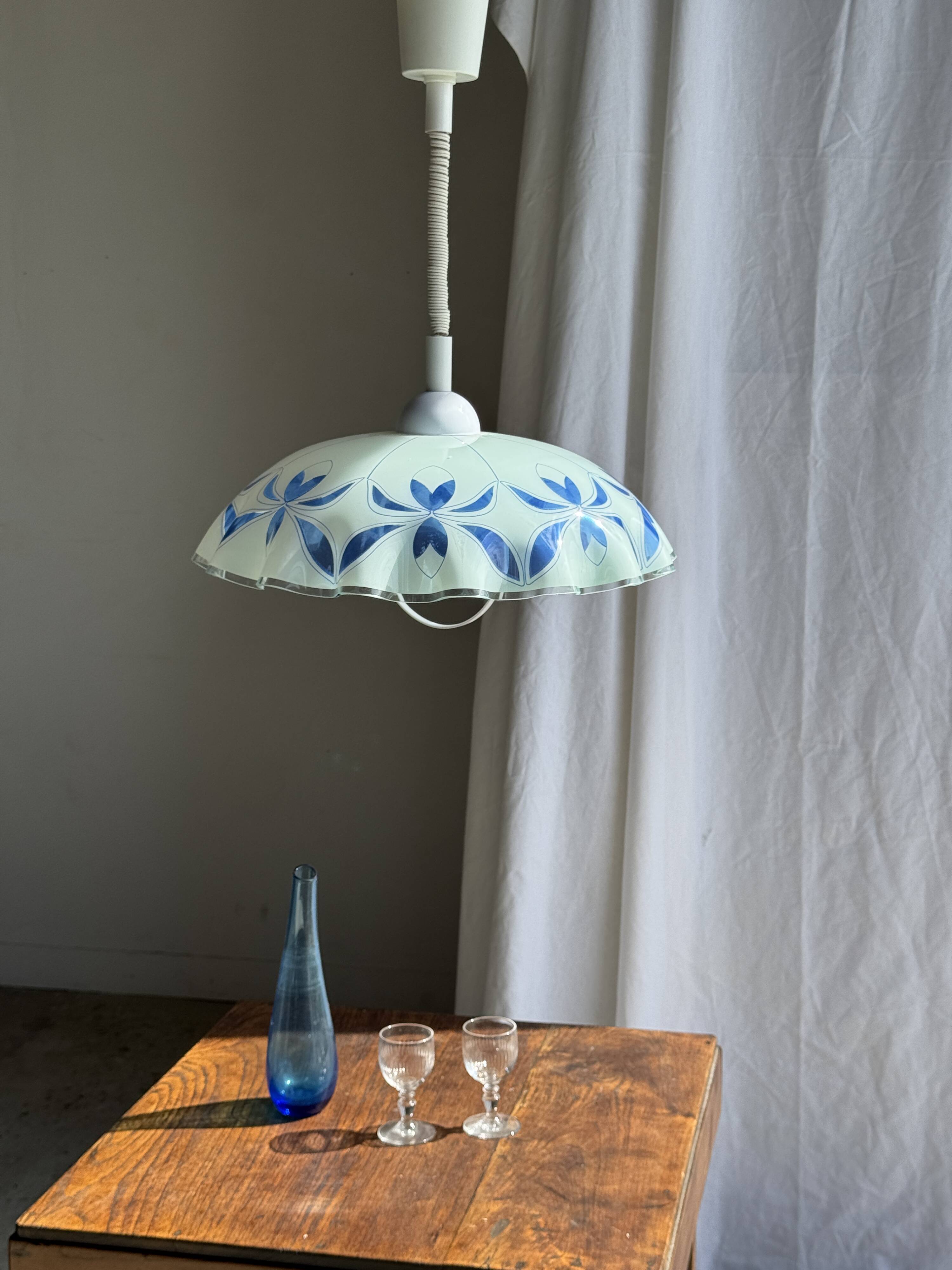 Vintage suspension in white and blue glass with wavy edge D46 H53