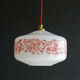Suspension française en opaline blanche avec motif imprimé rouge - livrée avec douille en laiton