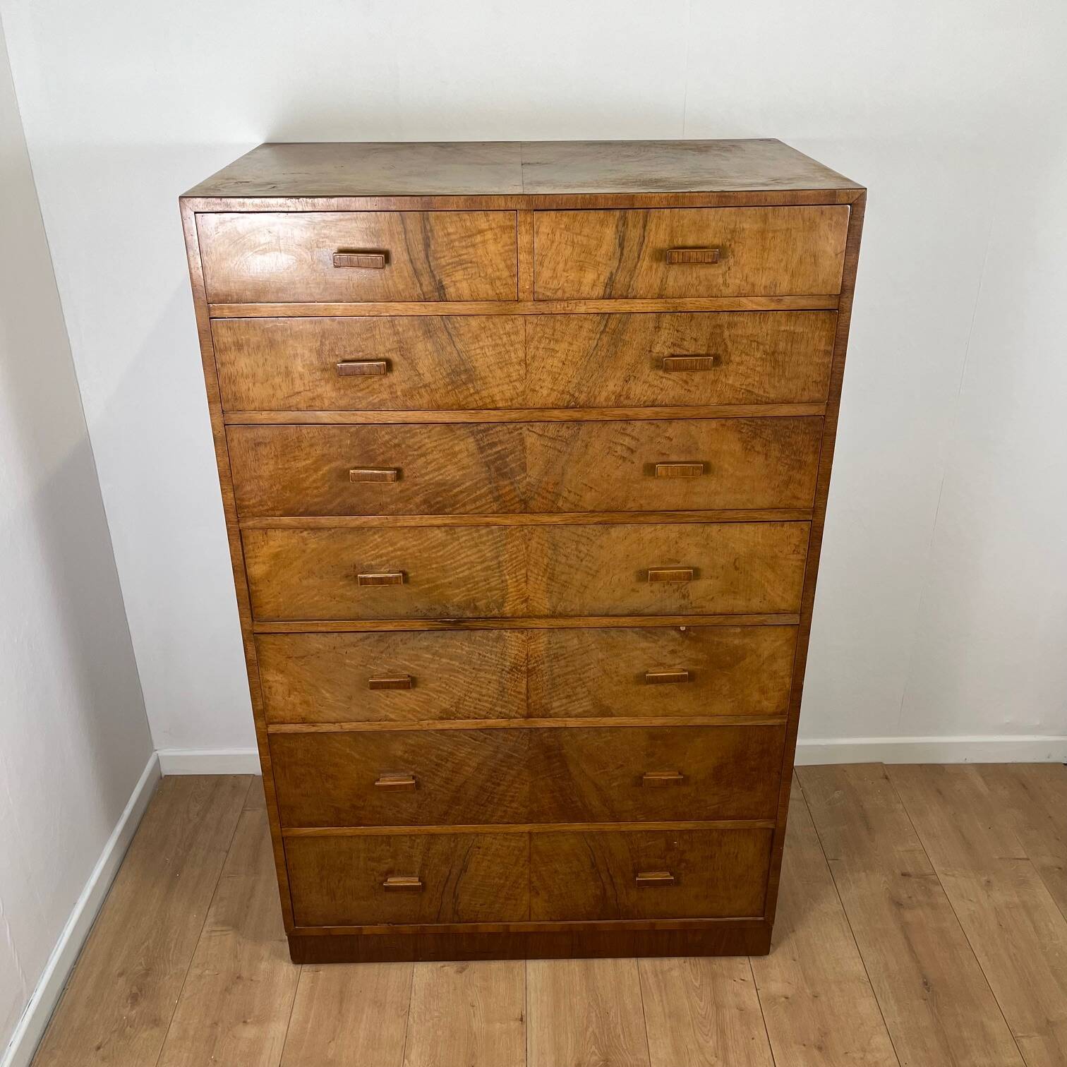 Tall chest of drawers, Art Deco weekly chest in flamed walnut, 1930-1940