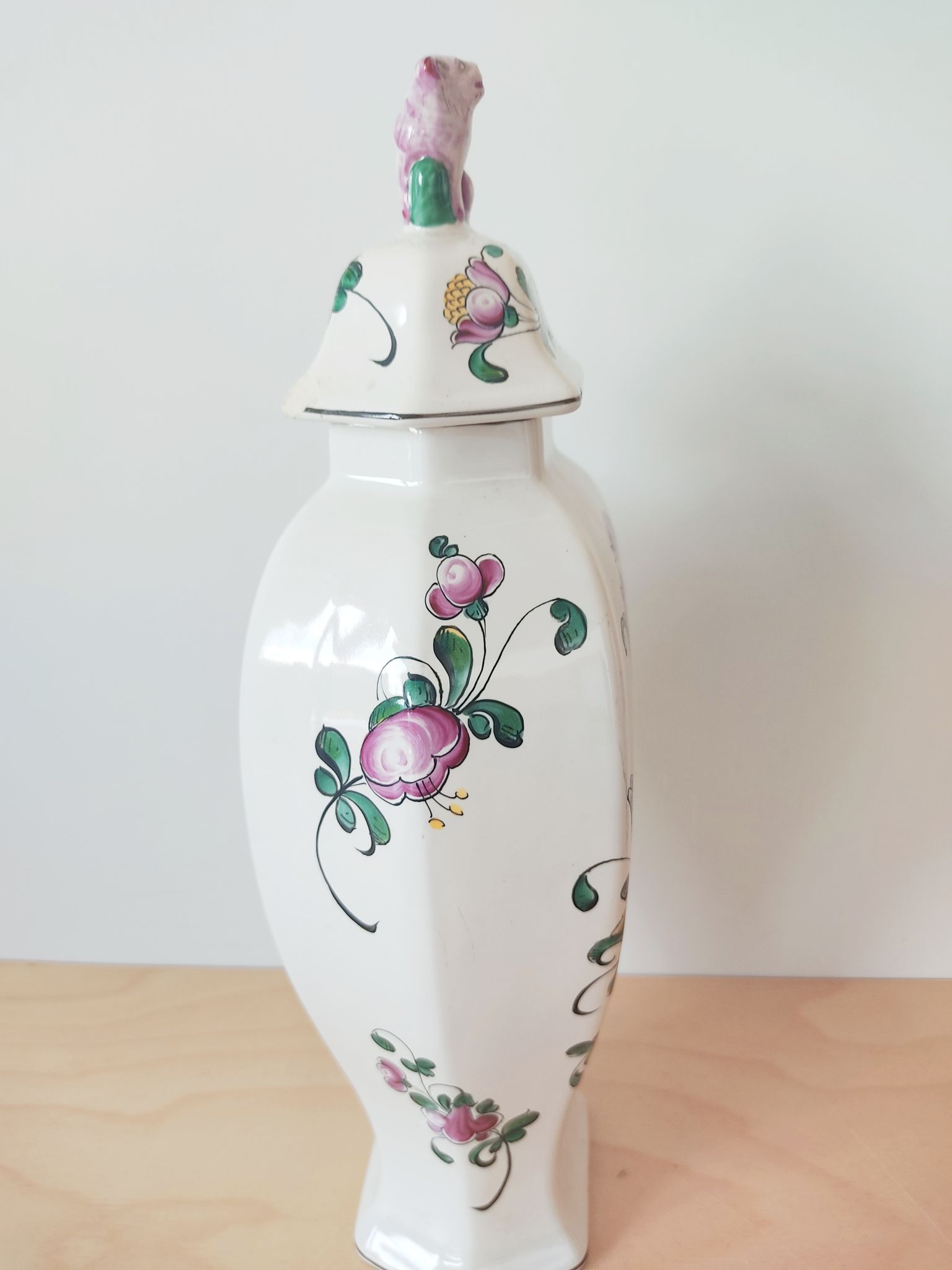 Vase décor fleurs peints à la main