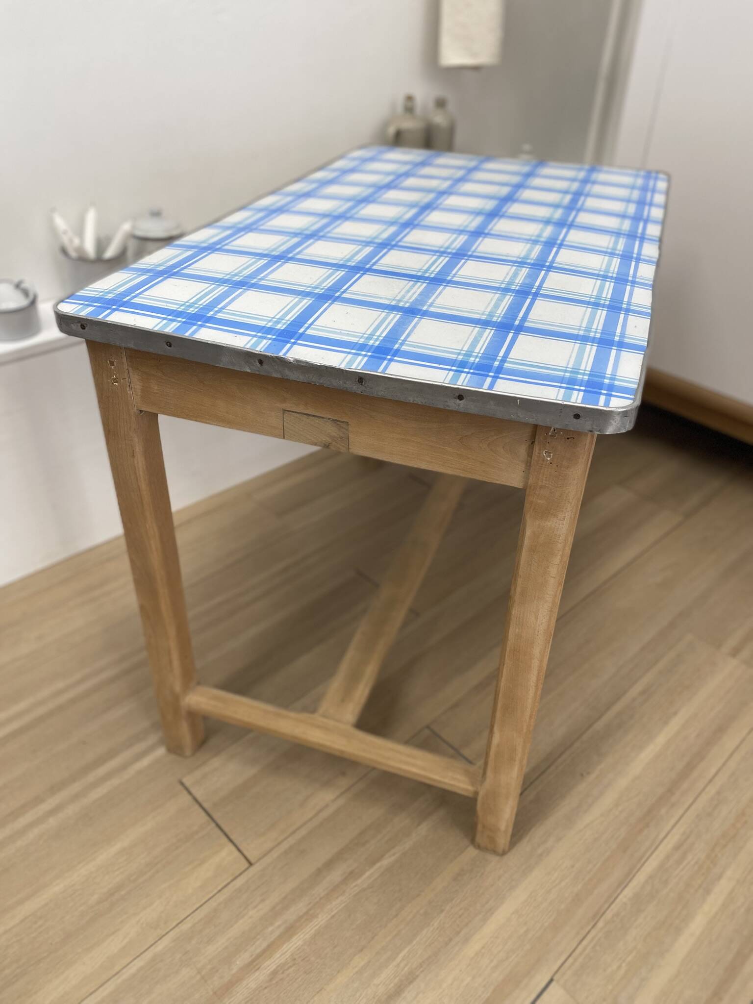 Farmhouse table with enamelled metal top