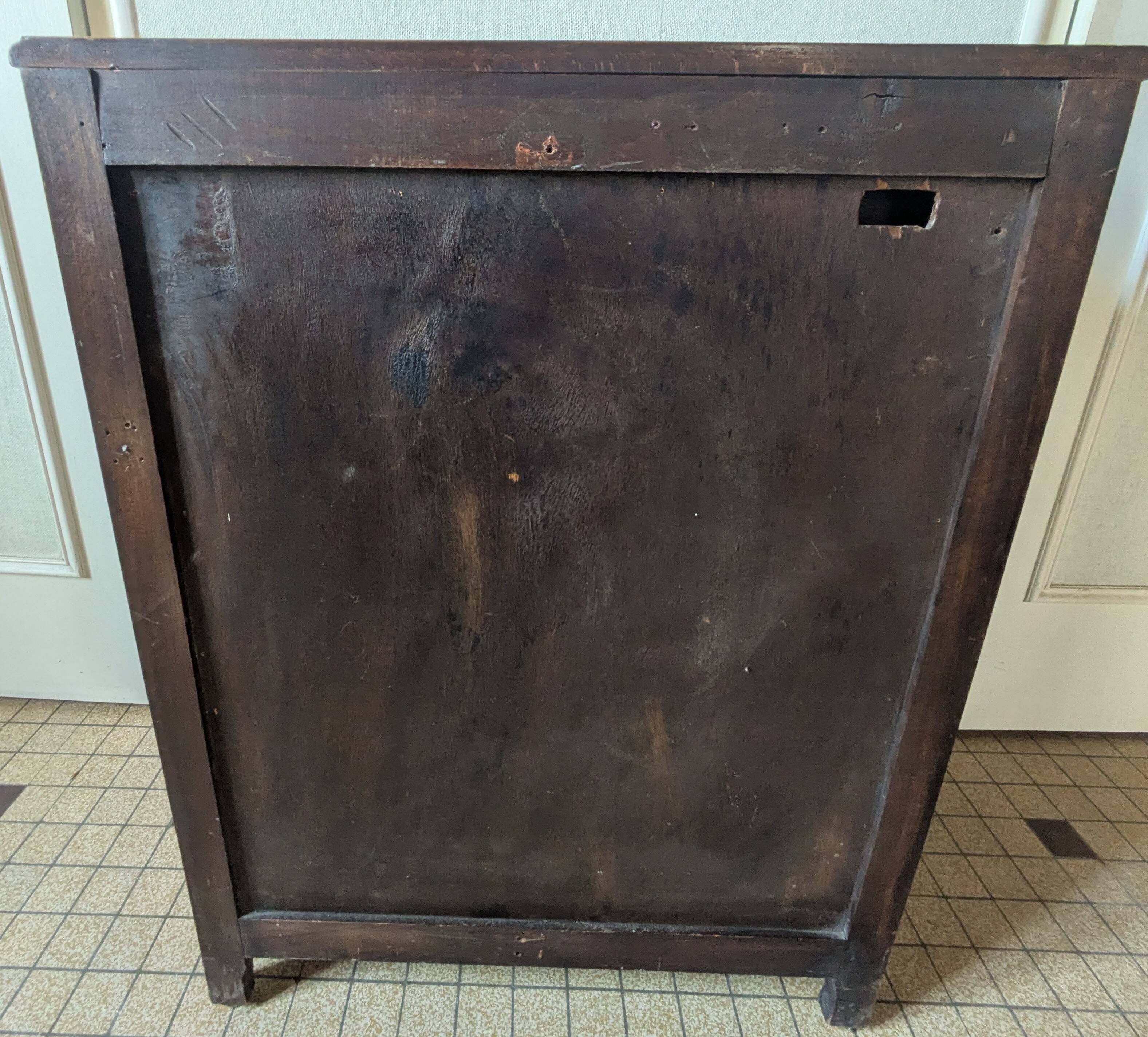 Buffet bas ancien en bois massif