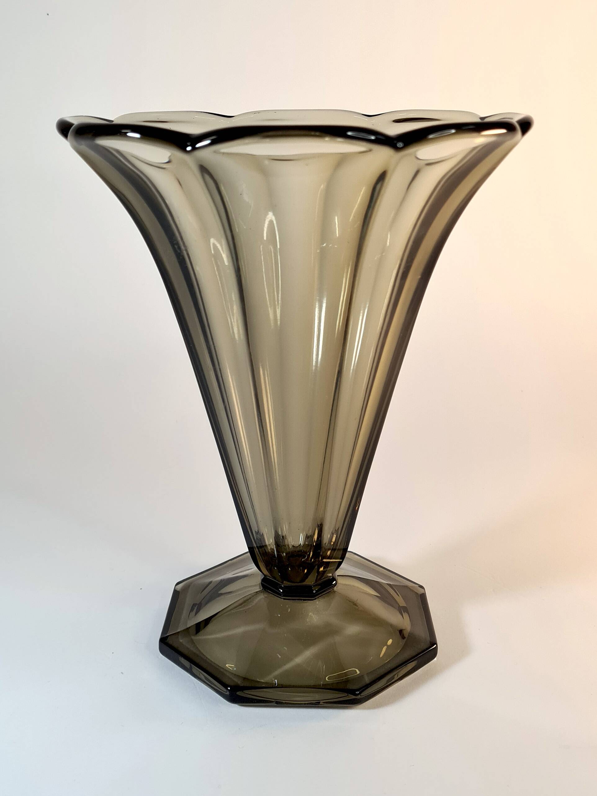 Art Deco tulip vase in smoked glass – Czechoslovak elegance 🇨🇿