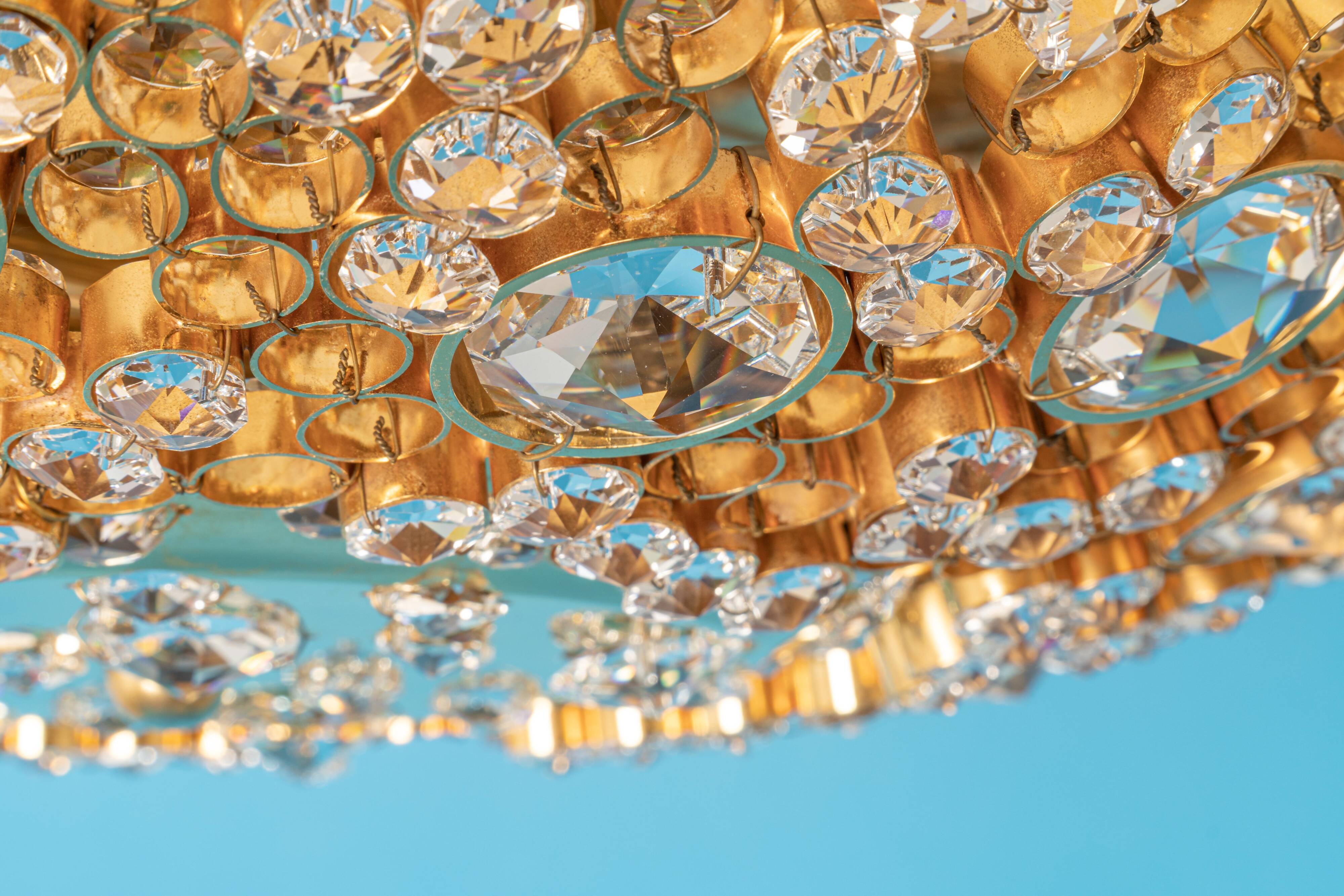 Floral wall light in gilded brass and cut glass by Palwa, Germany, 1970s.