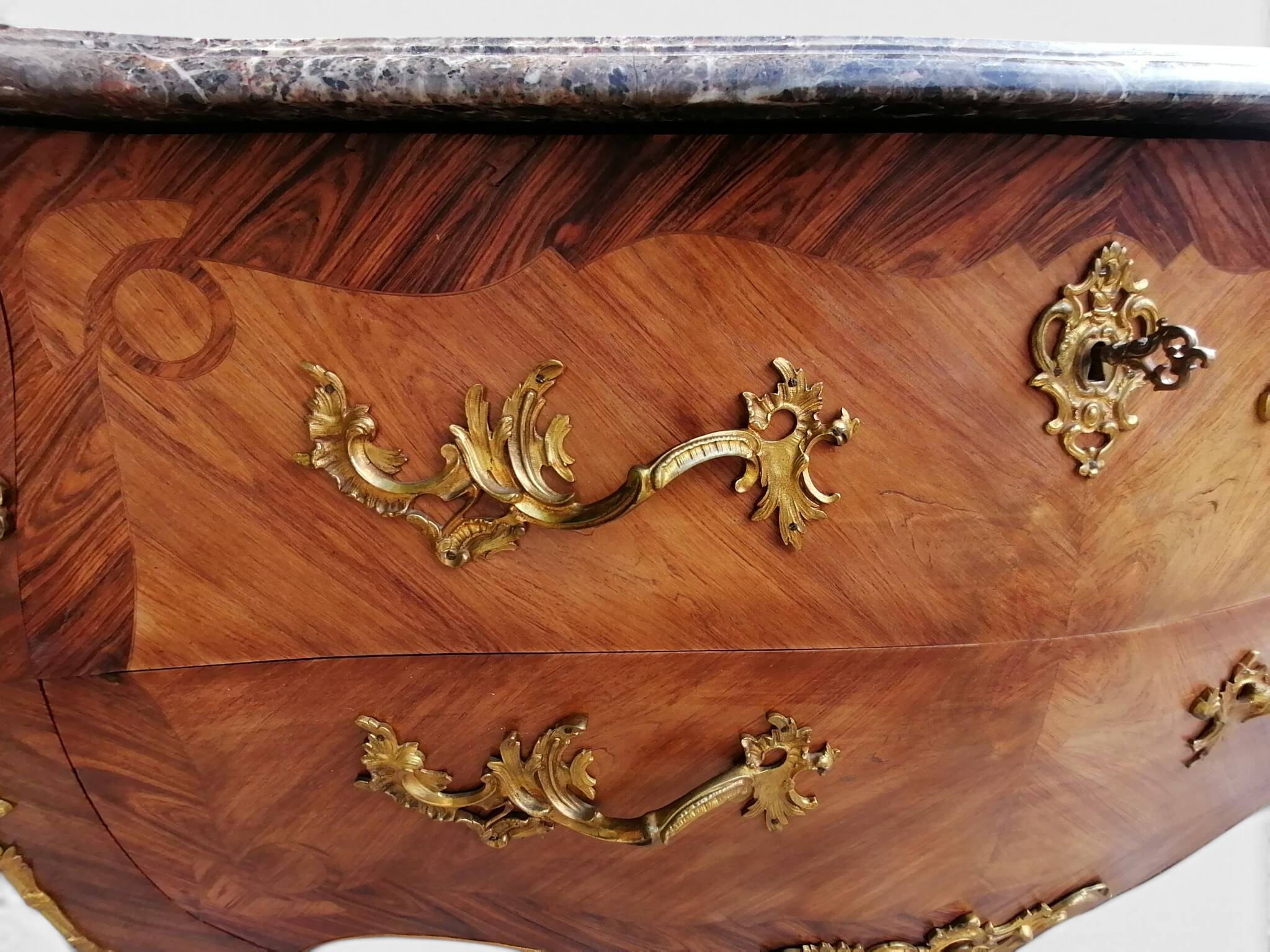 Commode en bois de plaquage, marbre et bronze - Style Louis XV.