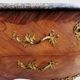 Commode en bois de plaquage, marbre et bronze - Style Louis XV.
