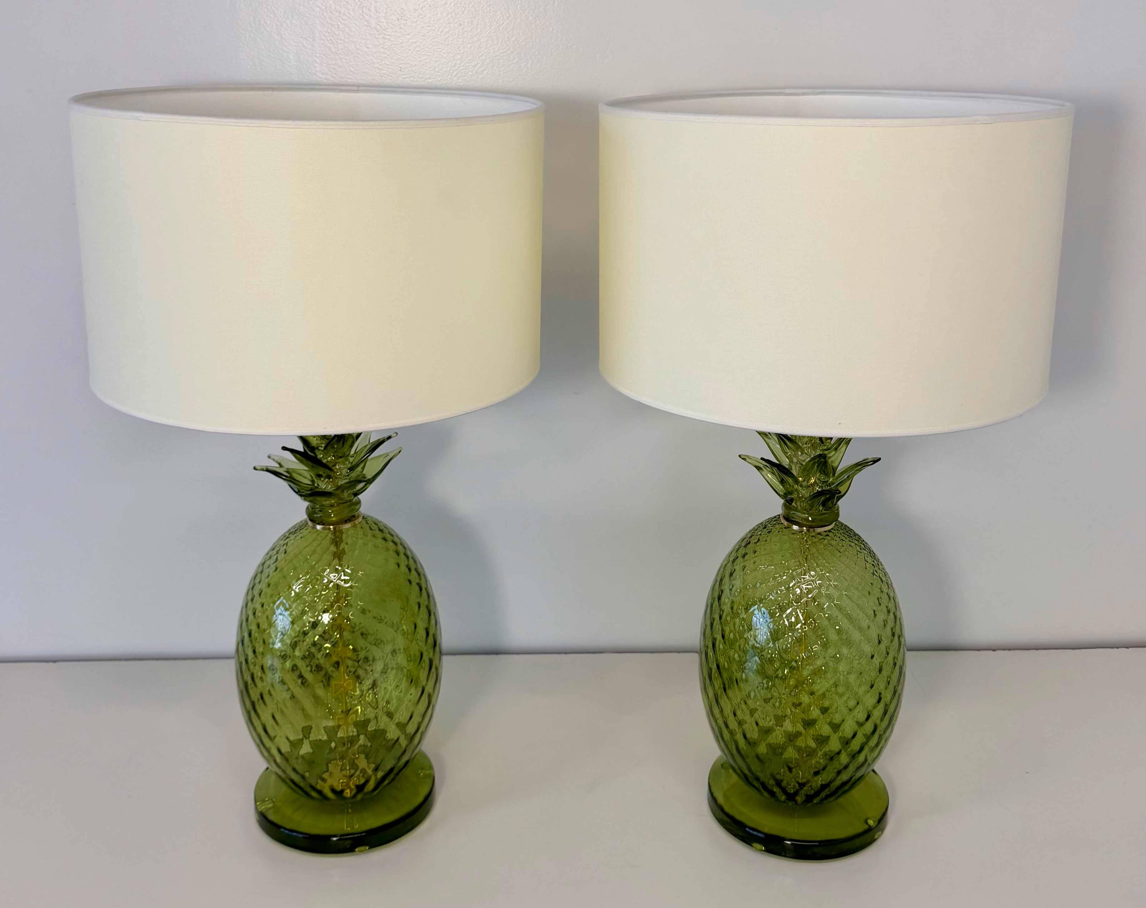 Paire de lampes en verre de Murano en forme d'ananas Art Déco italien avec abat-jours.