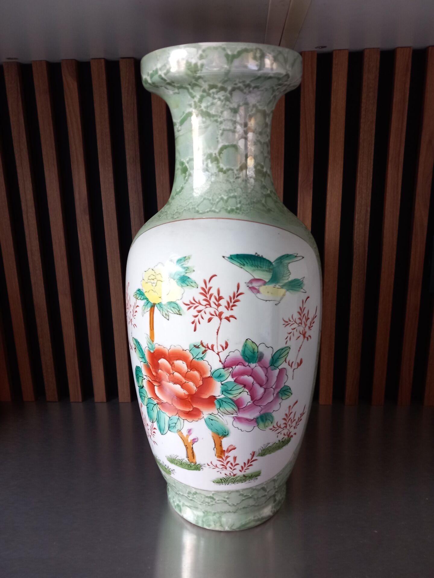 Vase chinois en porcelaine, décor floral et oiseaux, céladon