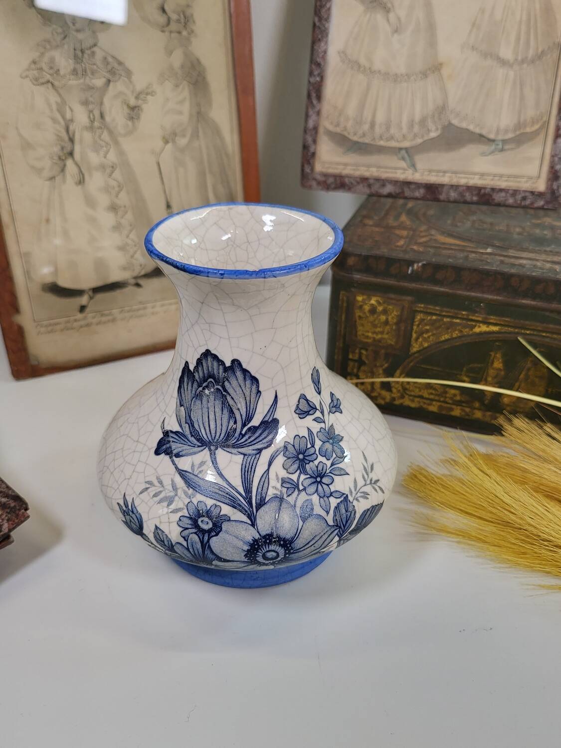 Small ceramic vase with cracked look