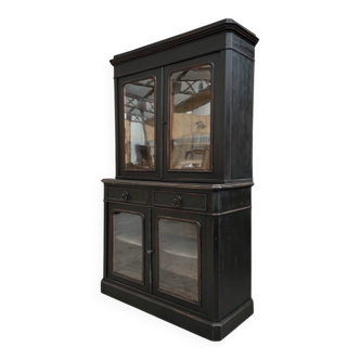 Display cabinet from the late 19th century.