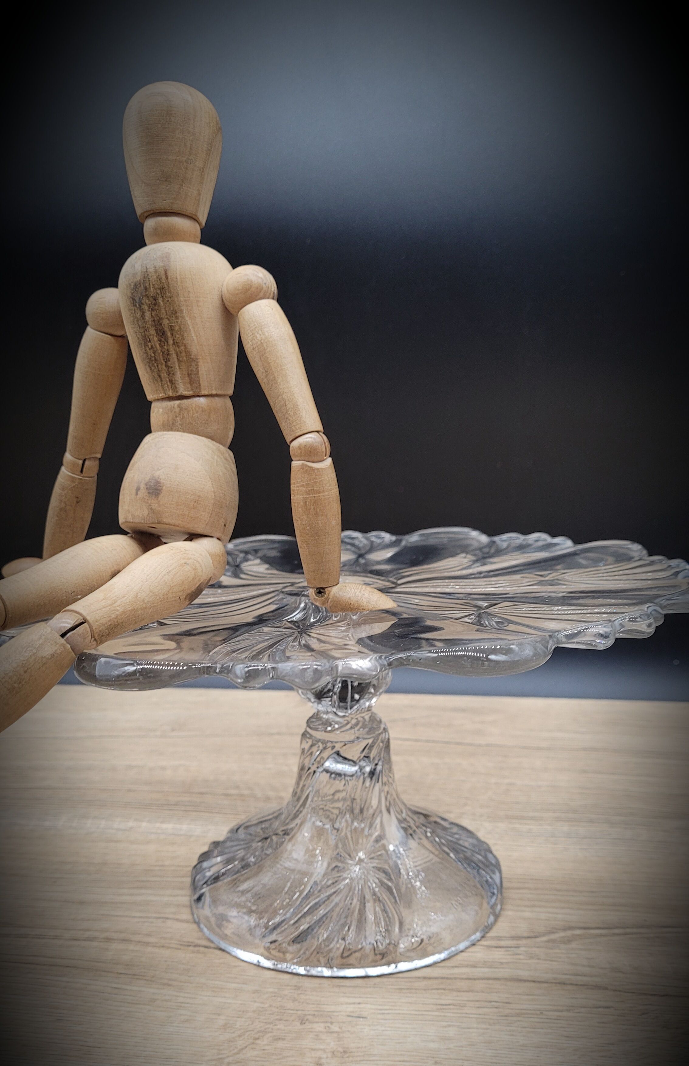 Transparent pedestal dish