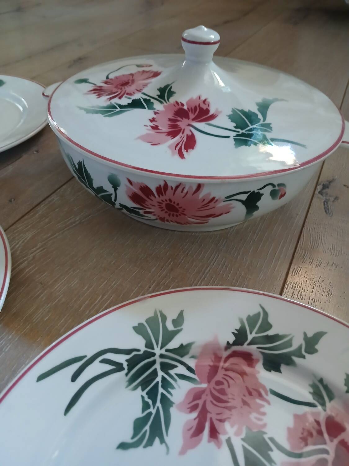 12 antique flat plates + HBCM soup tureen