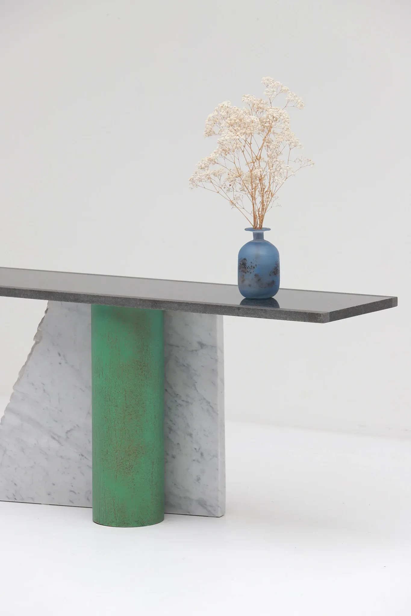 Lella et Massimo Vignelli — Console en ardoise et marbre “Ambiguità” 1983
