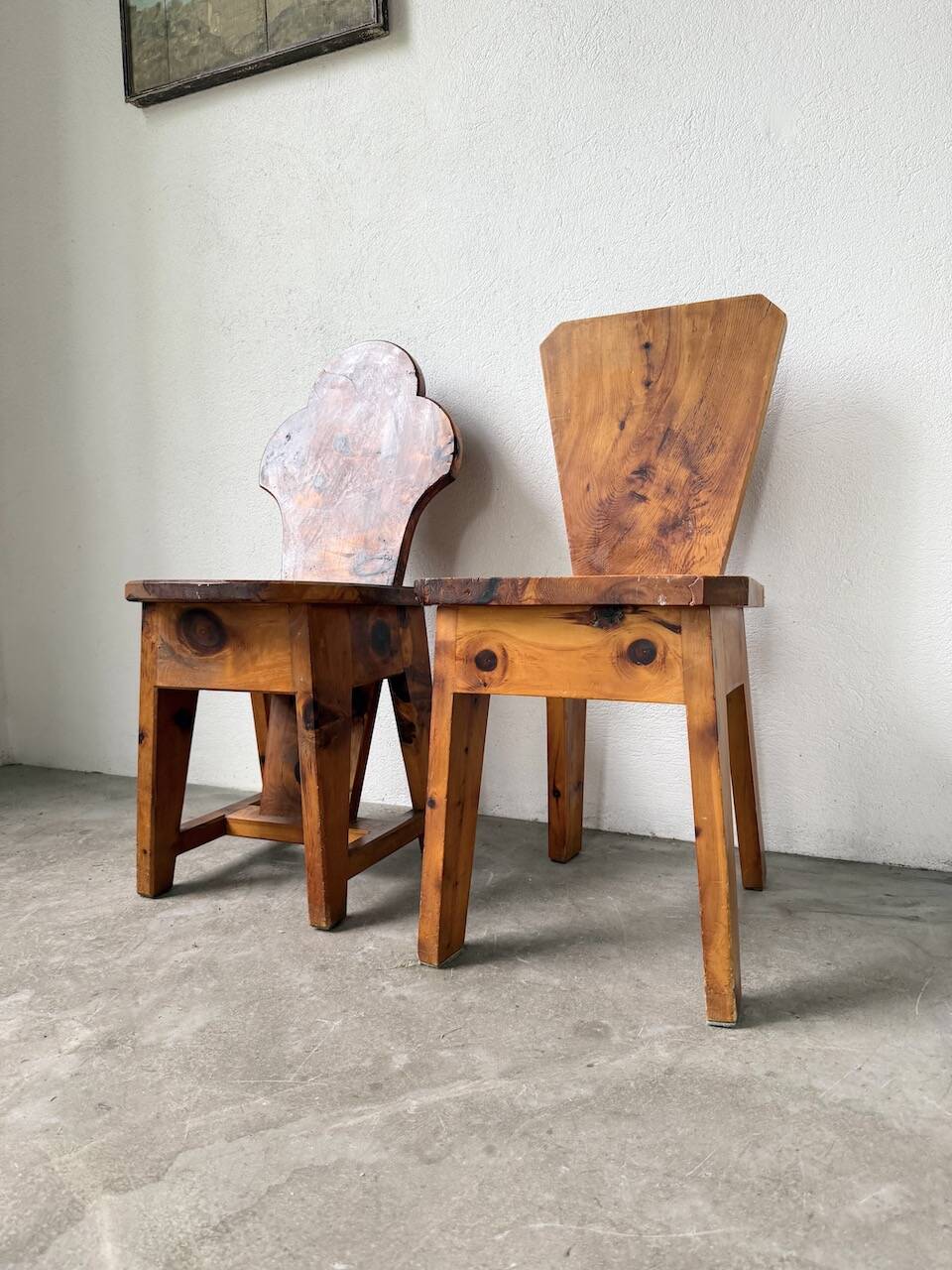 Paire de chaises brutalistes savoyardes en pin