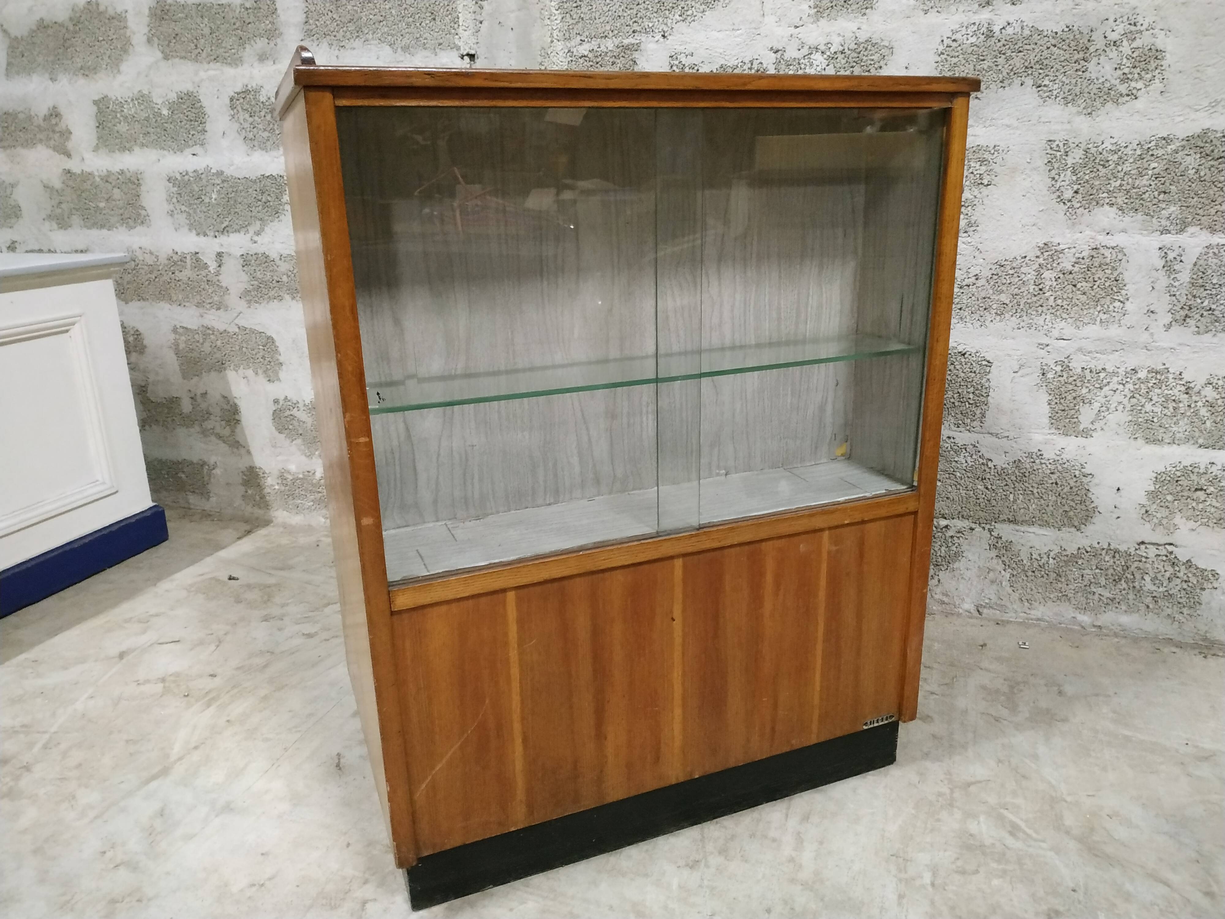 Former cash vitrine store counter