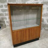 Former cash vitrine store counter