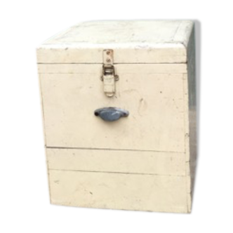 Vieux frigo à la main