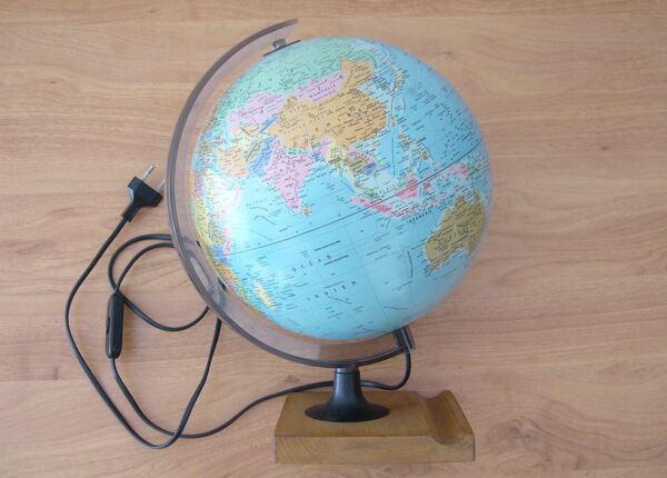 Globe terrestre lumineux mappemonde