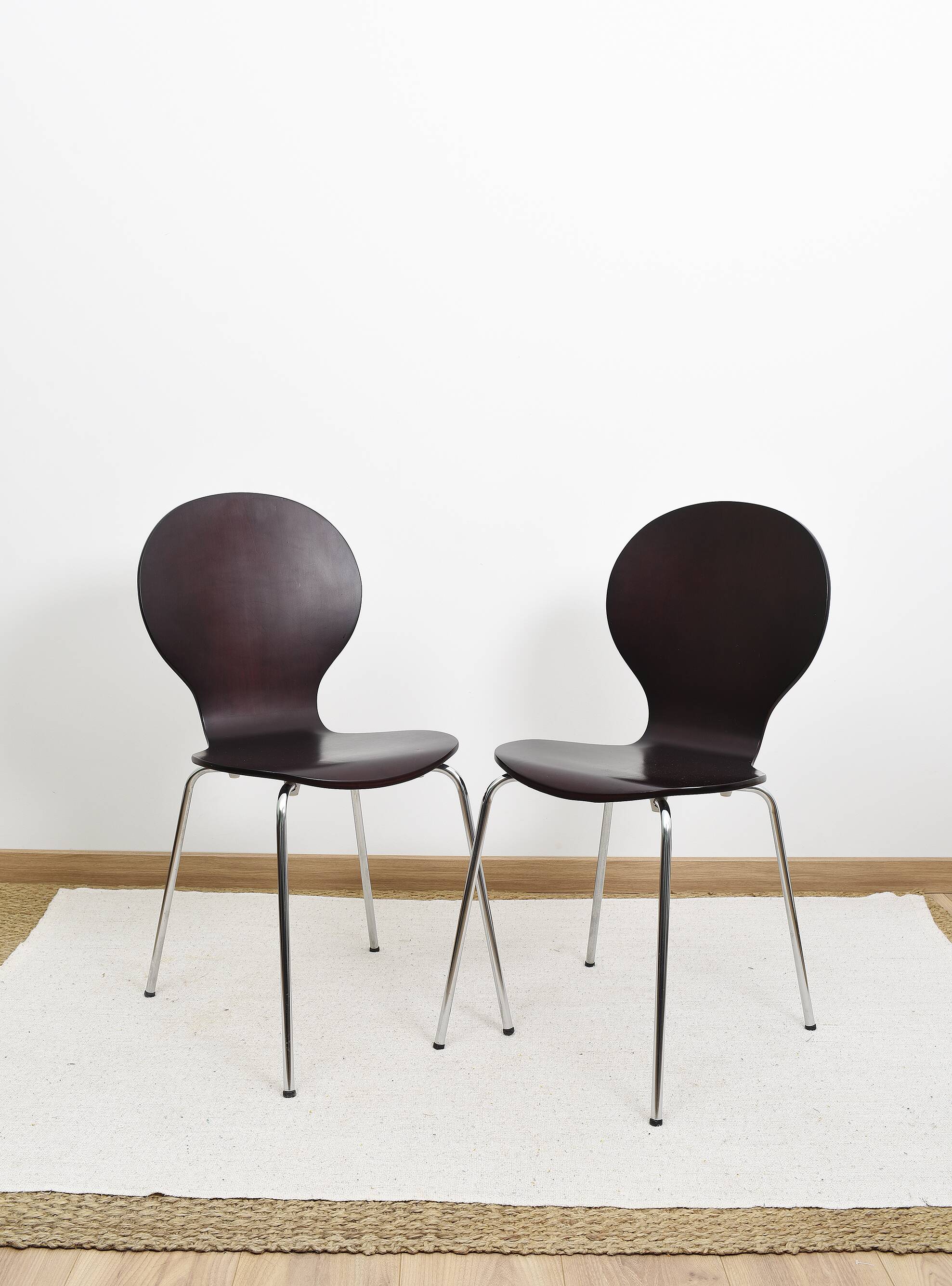 Set of 4 "ant" chairs, vintage, Diego model. Stackable, dark burgundy color.