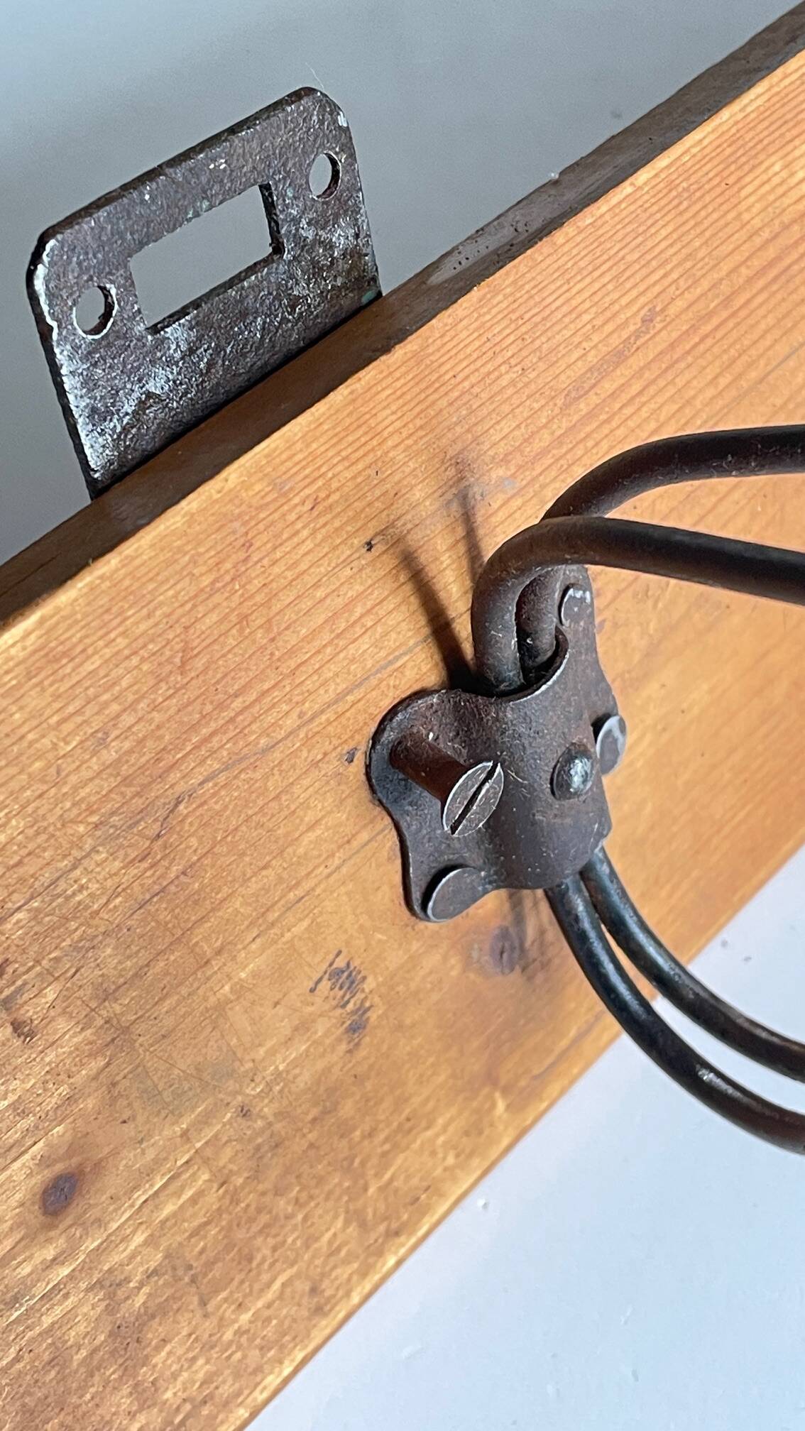 Portemanteau ecole en bois et acier vintage