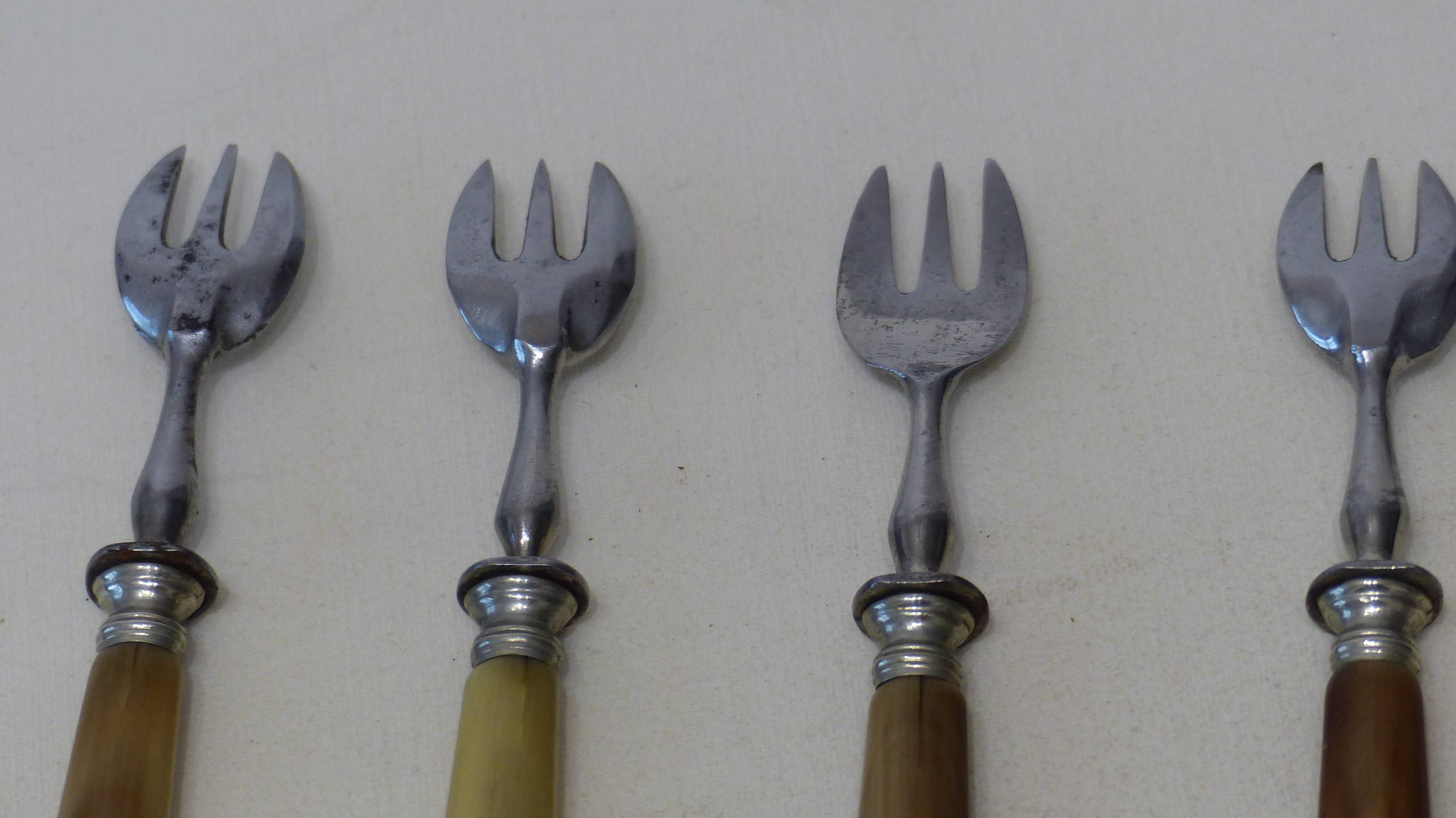 4 dessert forks