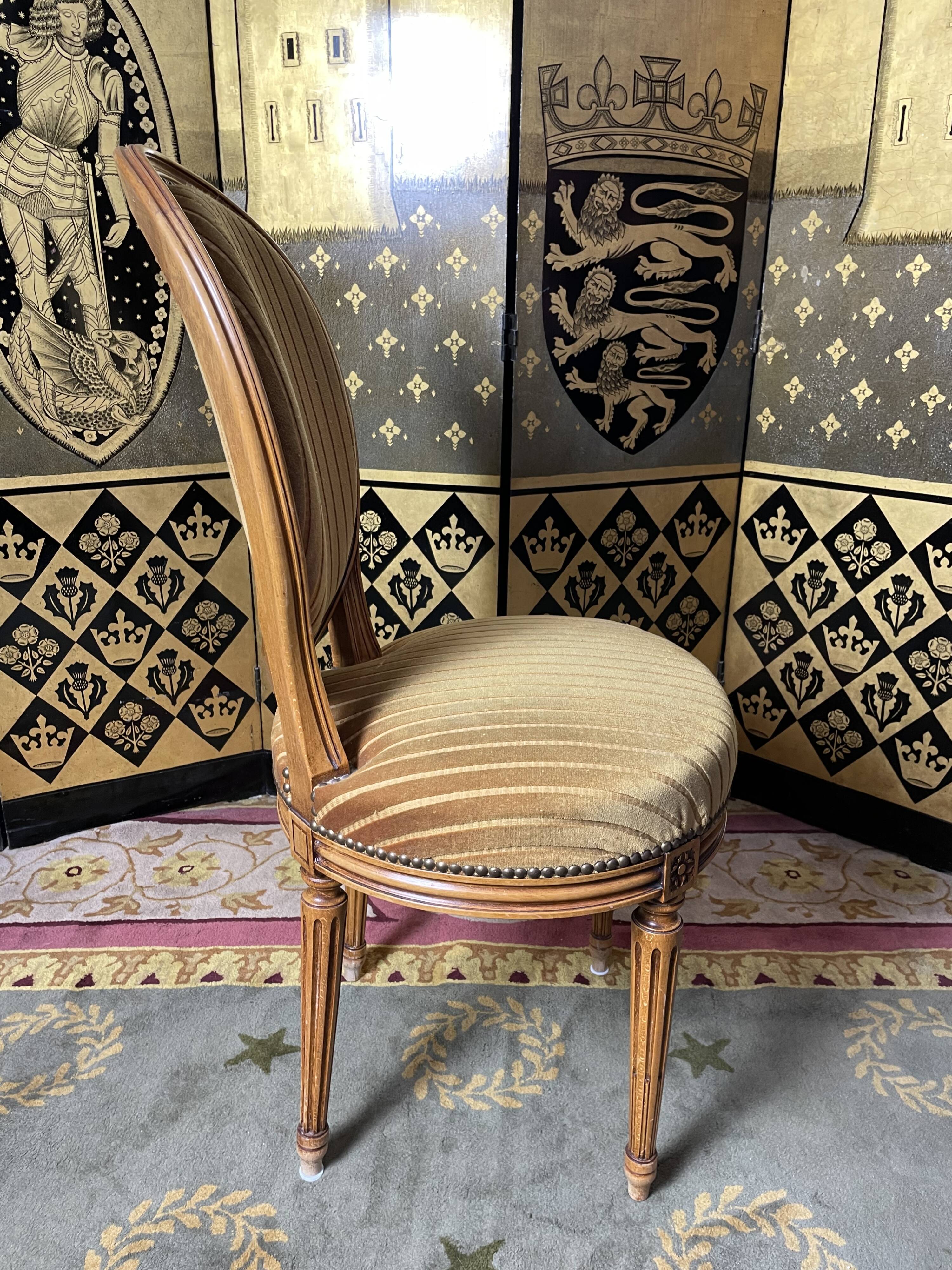 Suite de 4 chaises style Louis XVI médaillon