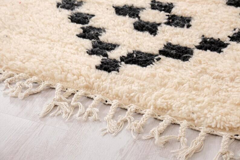 Beni Ouraine handwoven rug, traditional style, size 140 x 250 cm