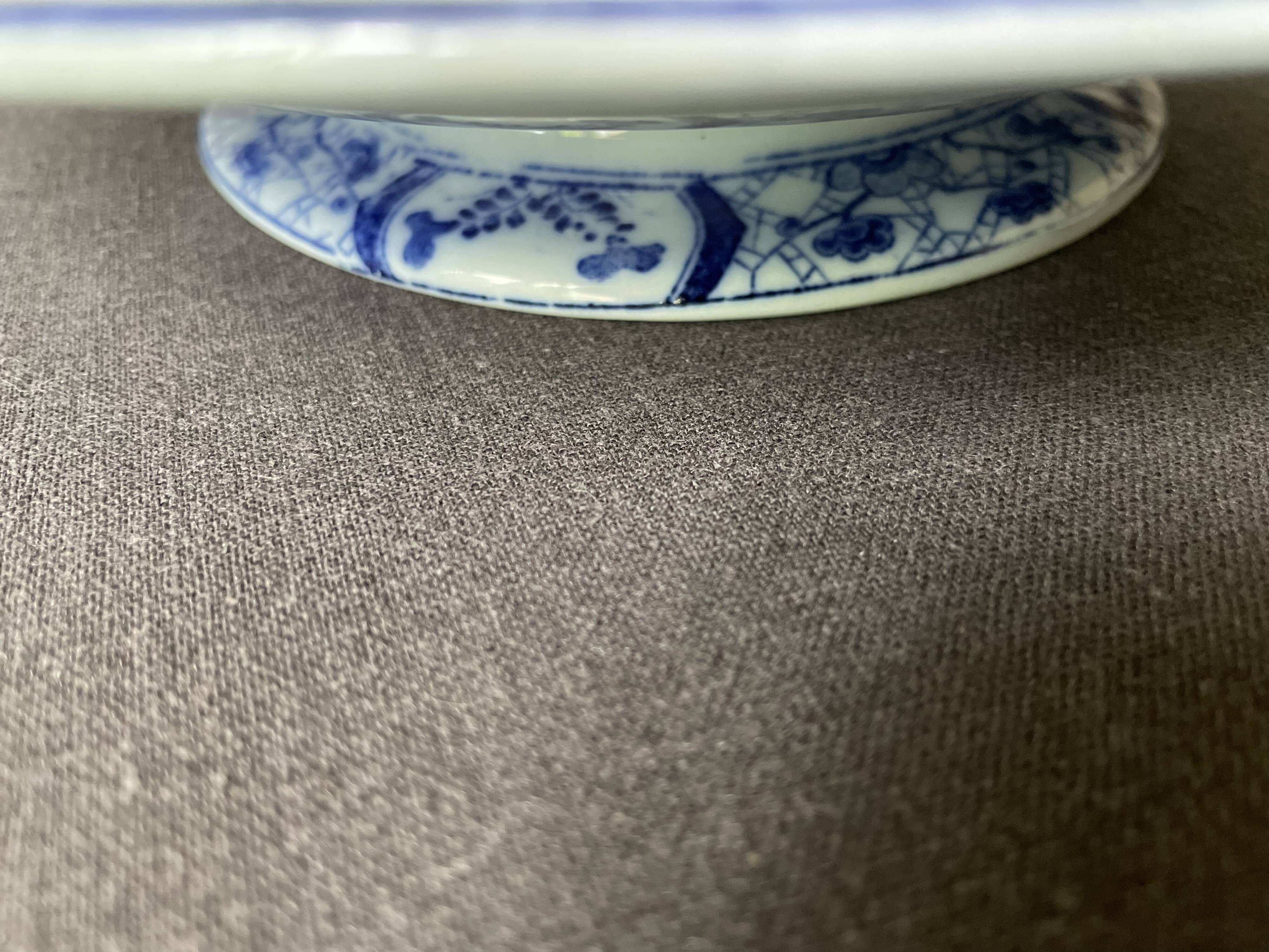 Assiette sur piédouche en faïence bleue et blanche Creil & Montereau, service "Japon", XIXème siècle