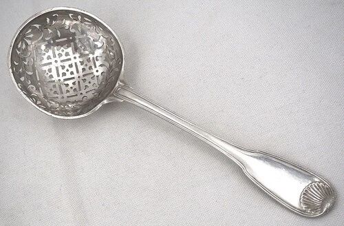 Silver sugar sifter from the 18th century, 23 cm, shell pattern, 106 g.