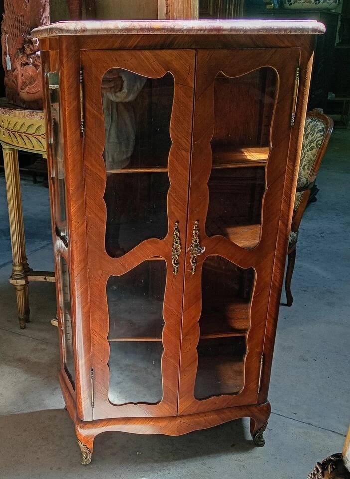 Vitrine d’époque Louis XV en bois de rose marqueté