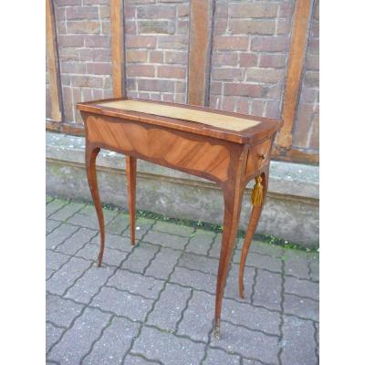 Table and hairdresser at the end of the 19th century