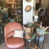 Pink velvet toad chair